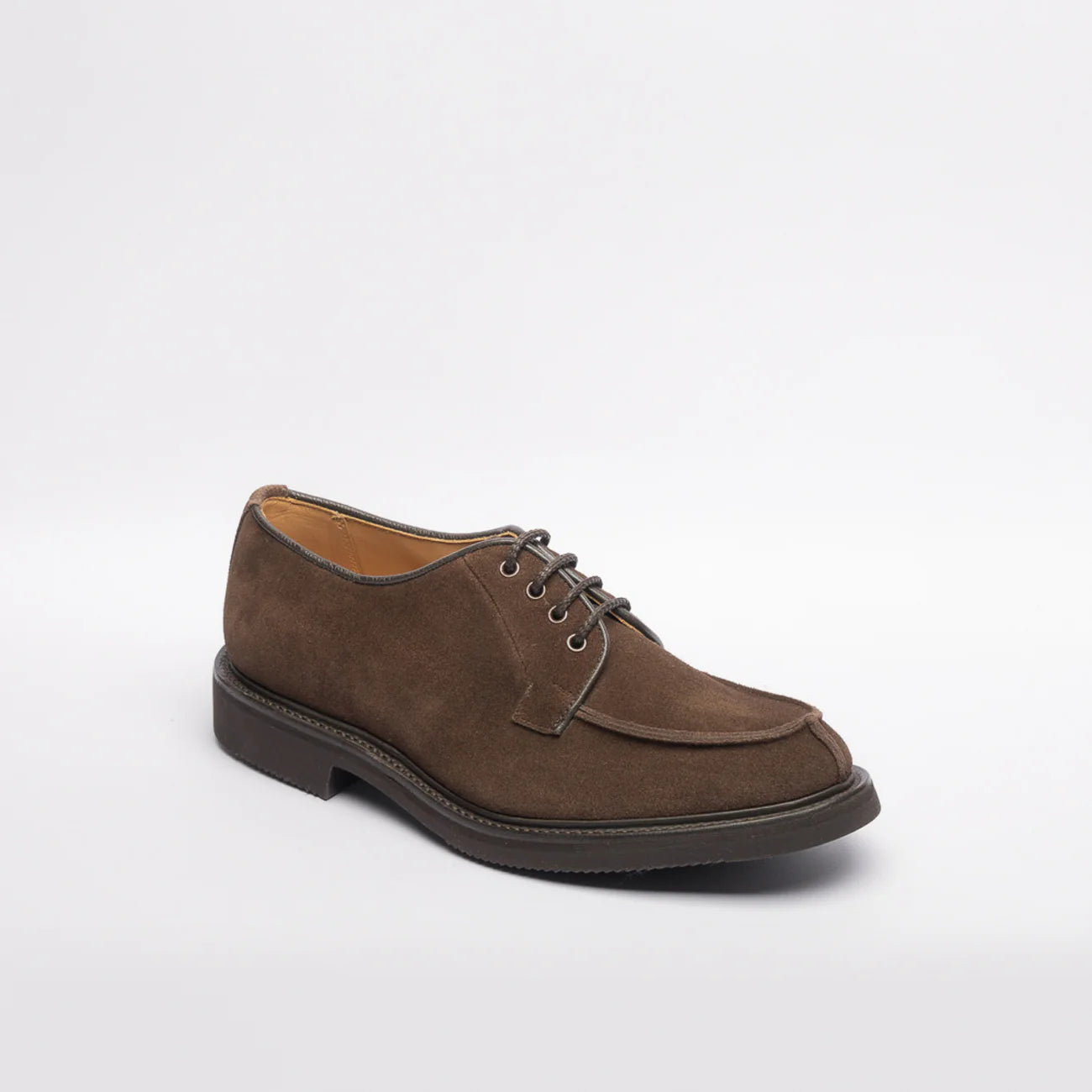 Stringata derby Tricker's Stuart in camoscio marrone