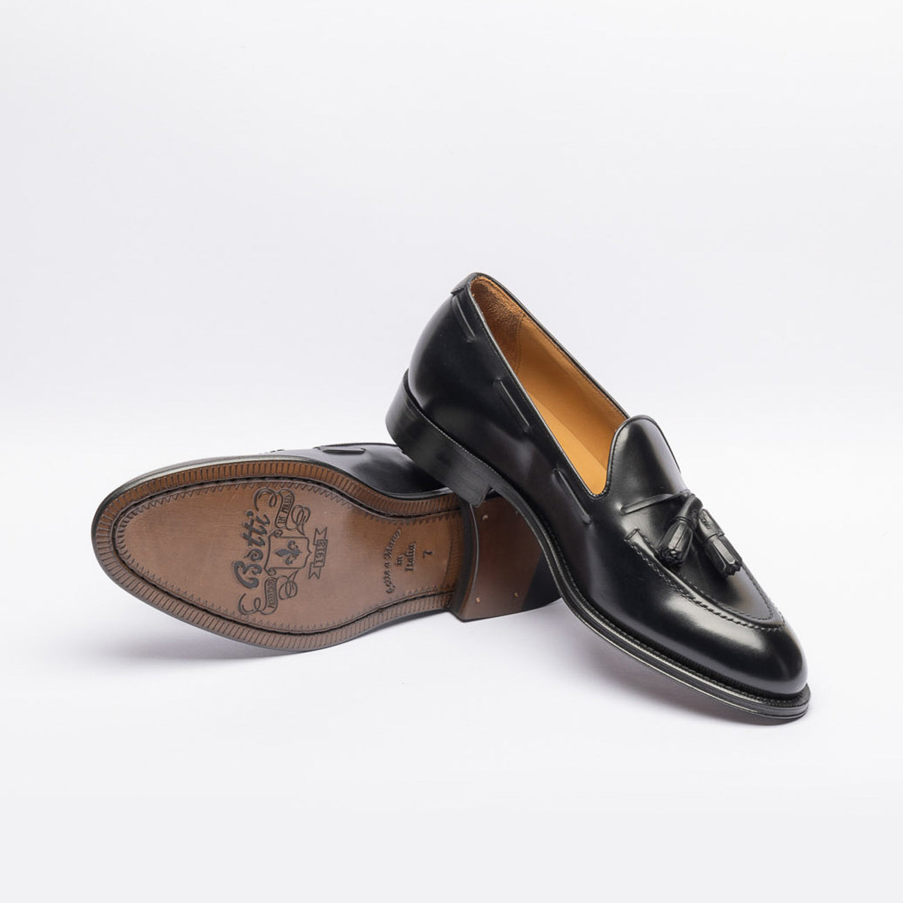 Mocassino con nappine Botti 556 in pelle nera