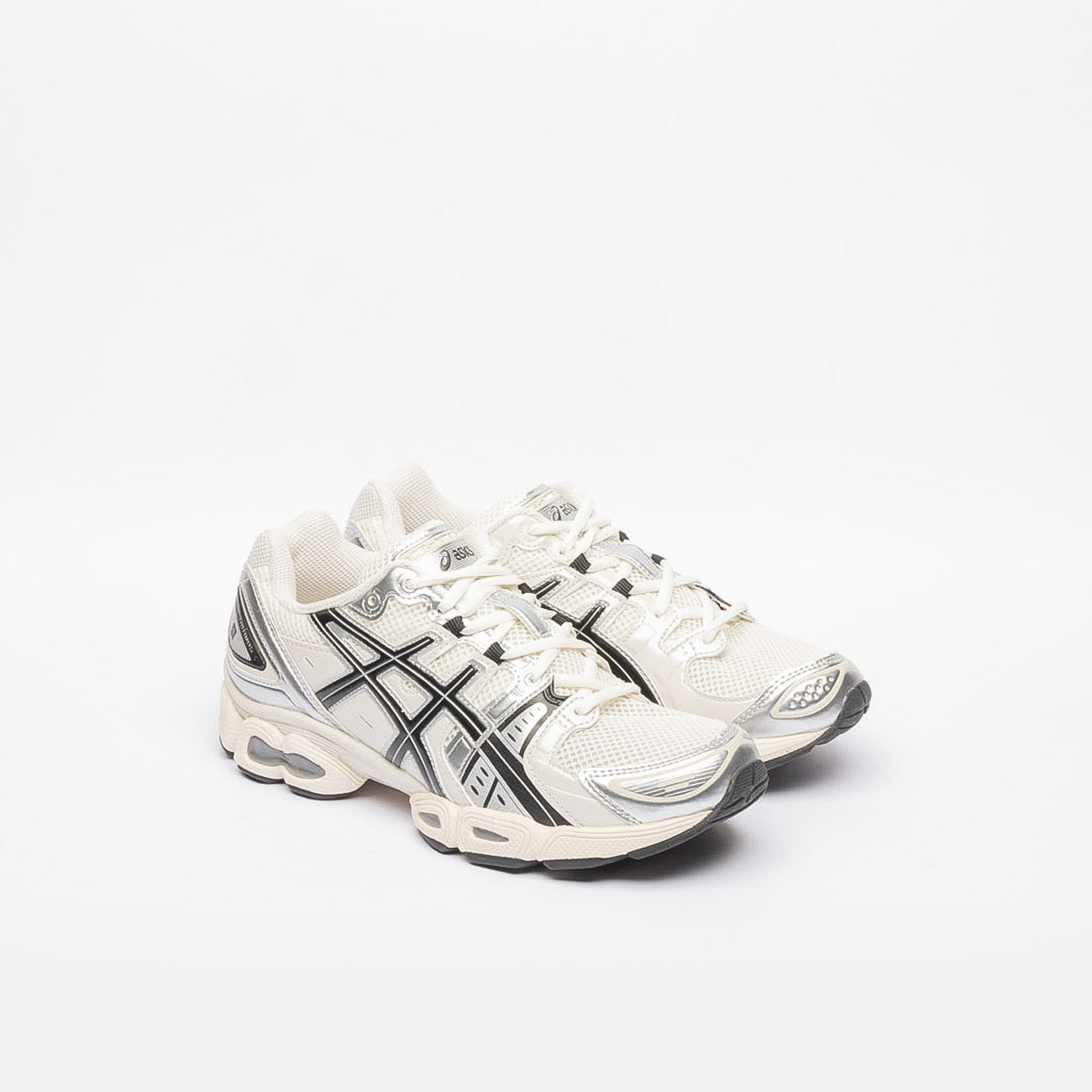 Sneaker unisex Asics Gel-Nimbus 9 in pelle nera e argento e tessuto bianco
