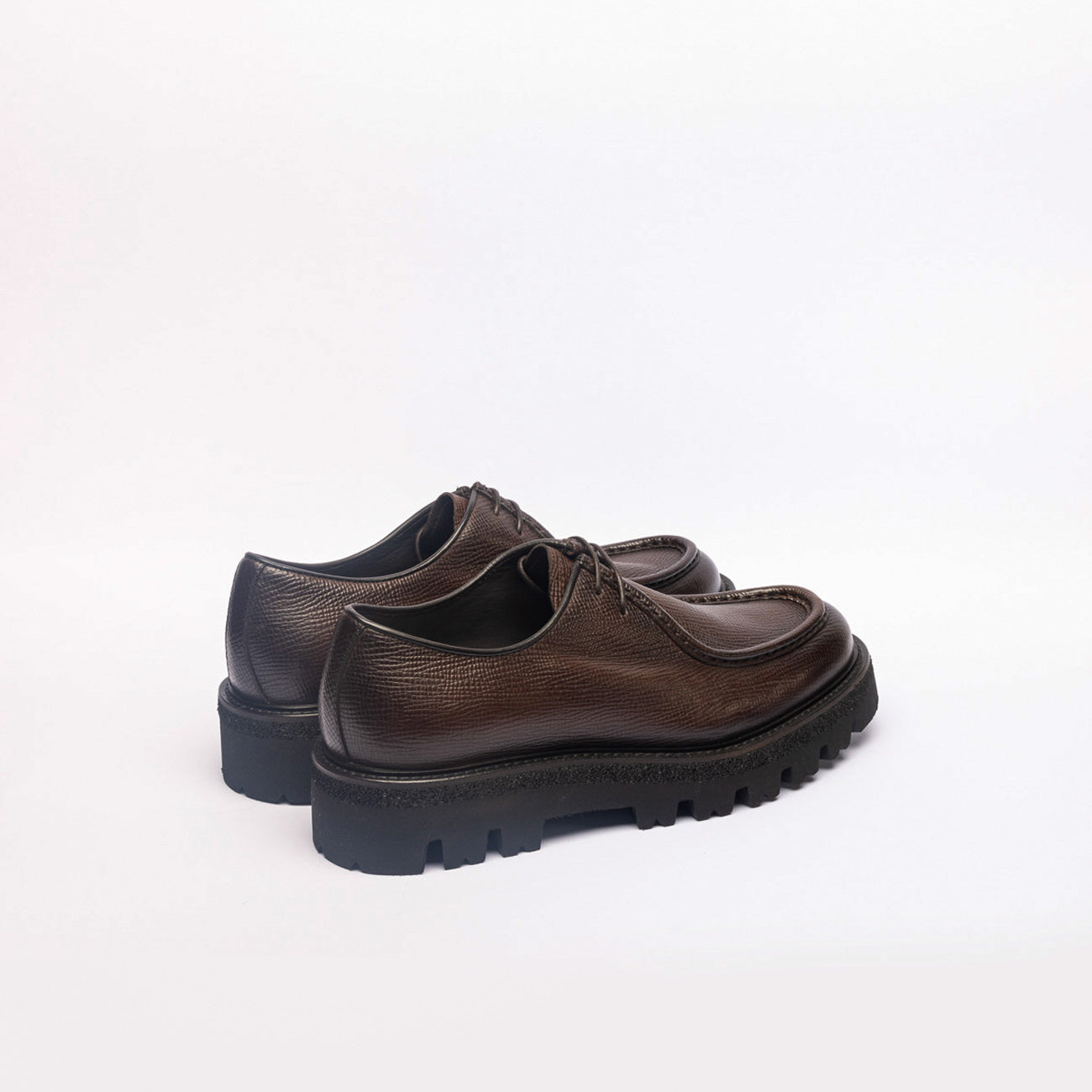 Stringata derby Barrett 212U017 in pelle martellata marrone
