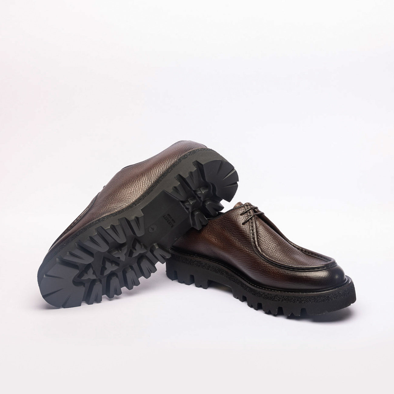 Stringata derby Barrett 212U017 in pelle martellata marrone