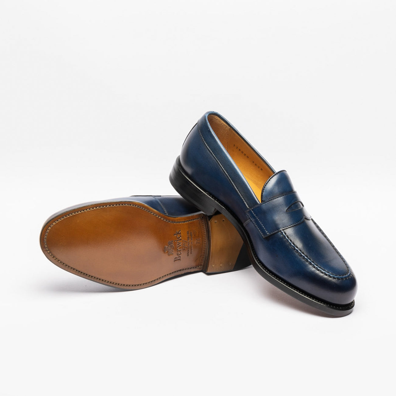 Mocassino Berwick 9628 in pelle blu con traversino