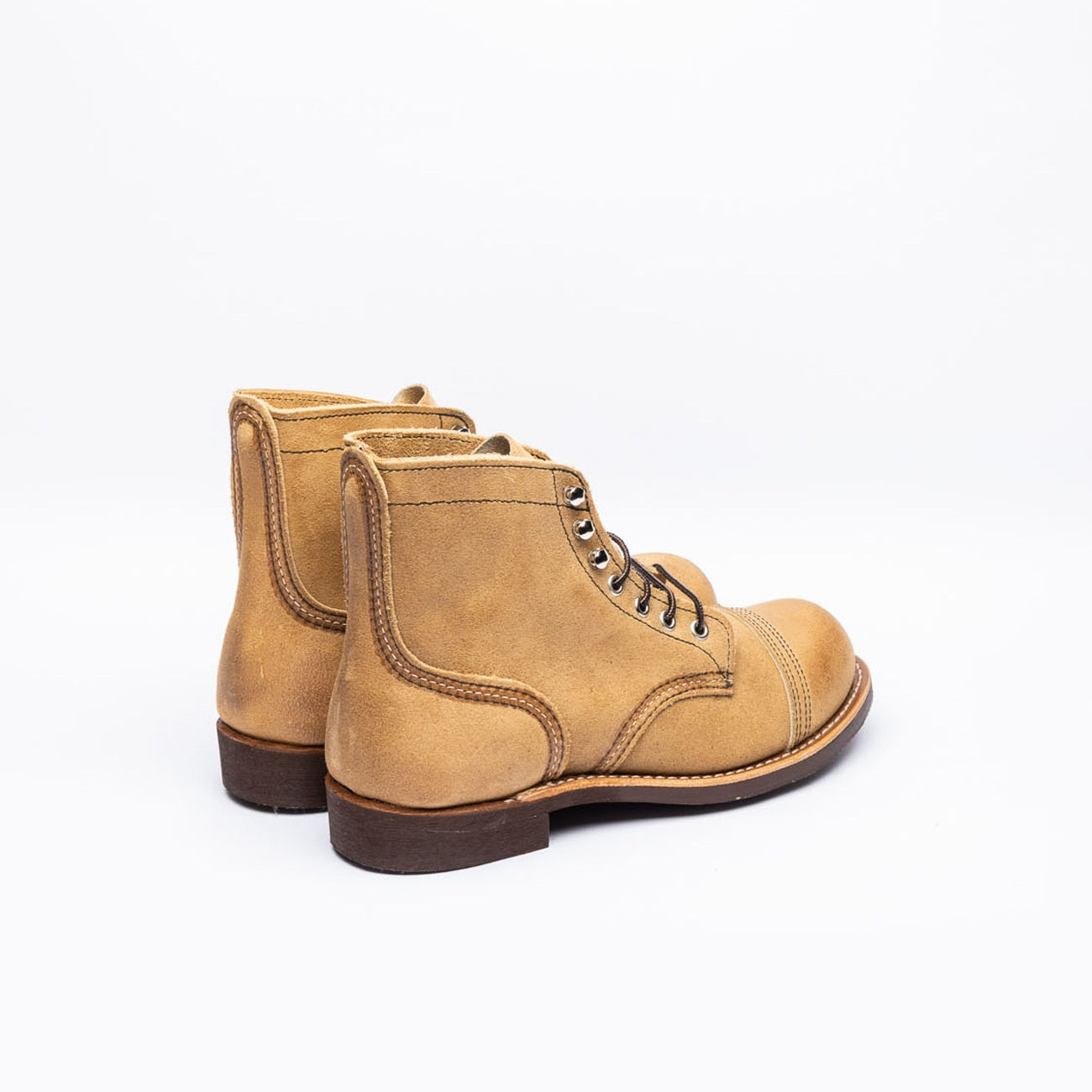 Polacco derby Red Wing Iron Ranger 8083 Hawthorne Mileskinner in camoscio sabbia