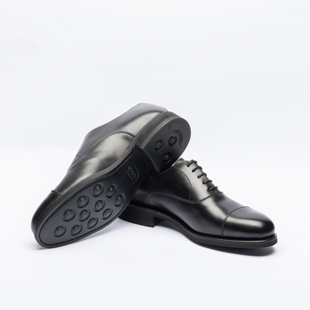 Stringata oxford Berwick 4490 in pelle nera (Suola gomma)