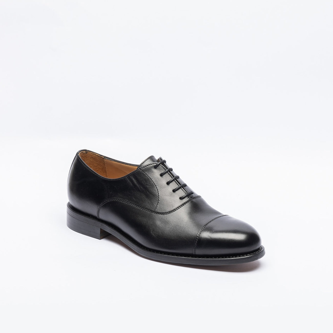 Stringata oxford Berwick 4490 in pelle nera (Suola cuoio)