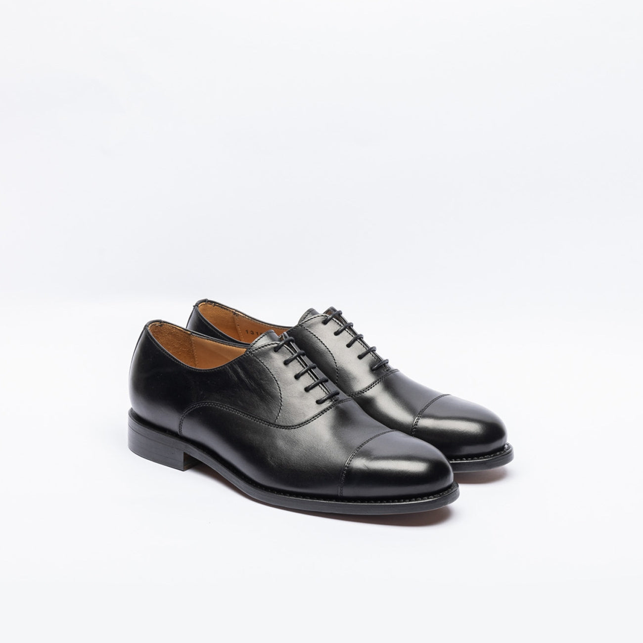 Stringata oxford Berwick 4490 in pelle nera (Suola cuoio)