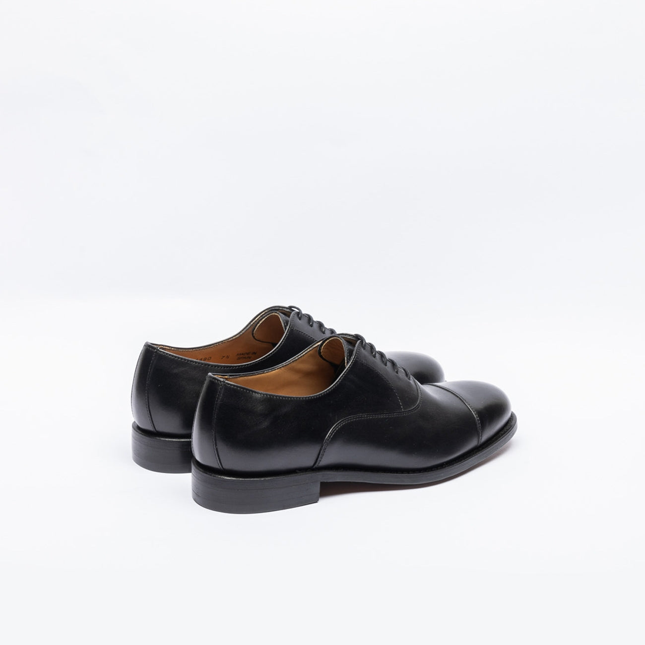 Stringata oxford Berwick 4490 in pelle nera (Suola cuoio)