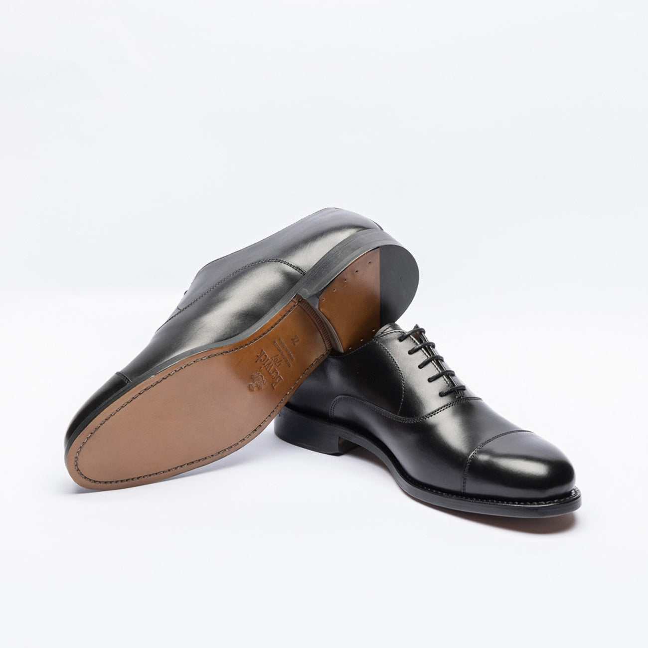 Stringata oxford Berwick 4490 in pelle nera (Suola cuoio)