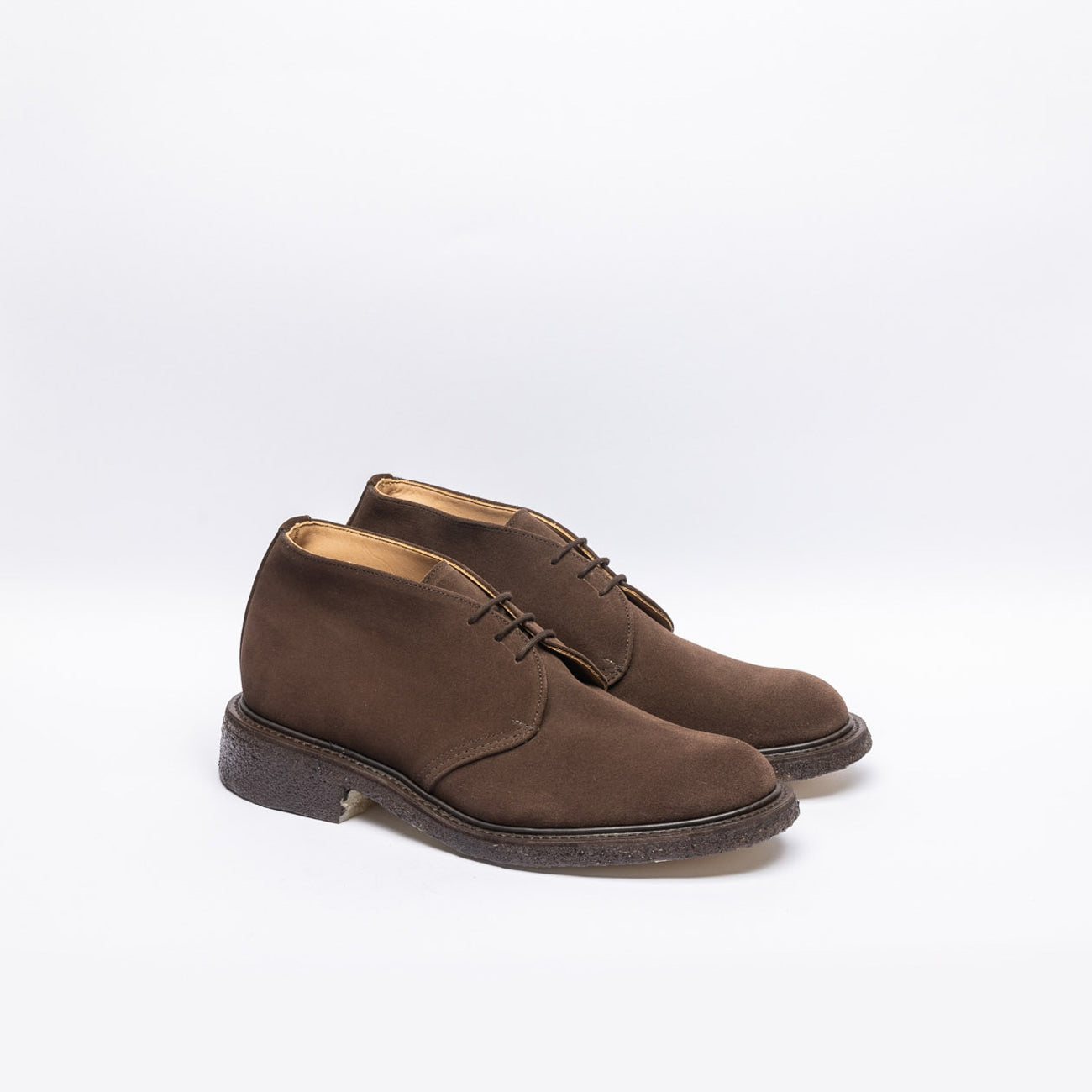 Polacco chukka Tricker's Winston in camoscio marrone (Cafè repello suede)
