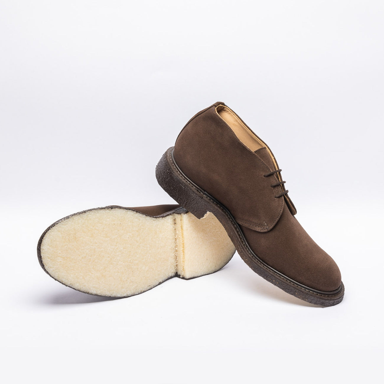 Polacco chukka Tricker's Winston in camoscio marrone (Cafè repello suede)