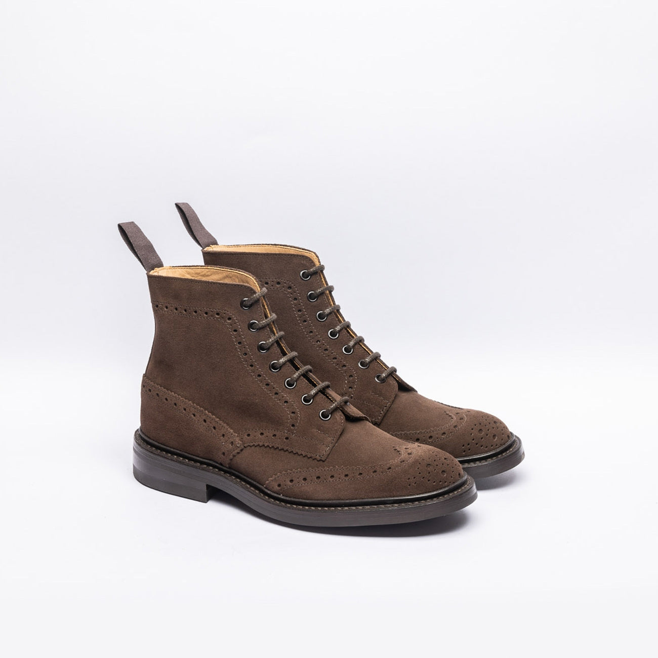 Polacco derby Tricker's Stow in camoscio marrone (Cafè repello suede)