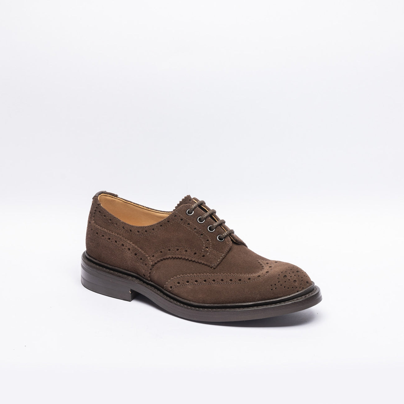 Stringata derby Tricker's Bourton in camoscio marrone (Cafè repello suede)