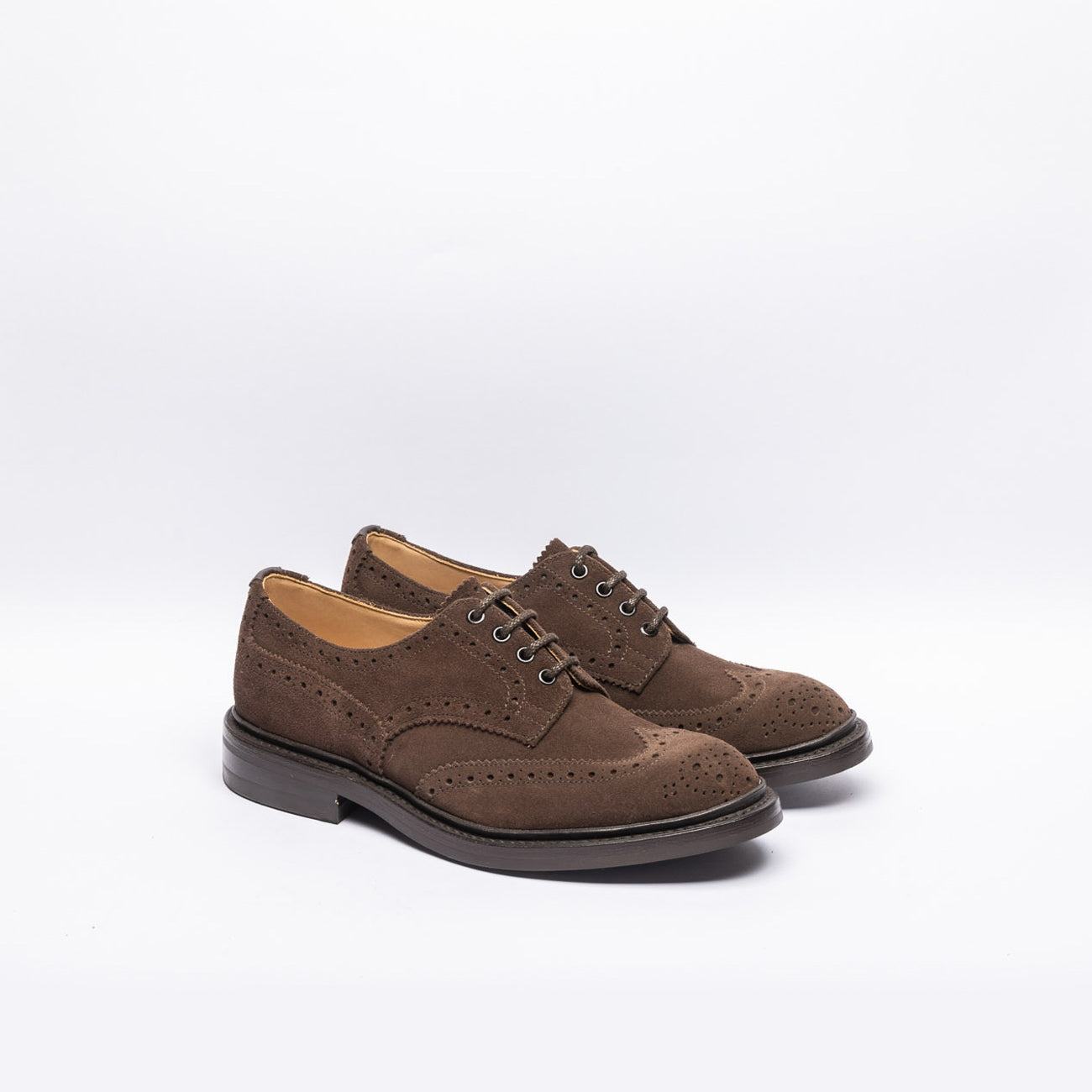 Stringata derby Tricker's Bourton in camoscio marrone (Cafè repello suede)