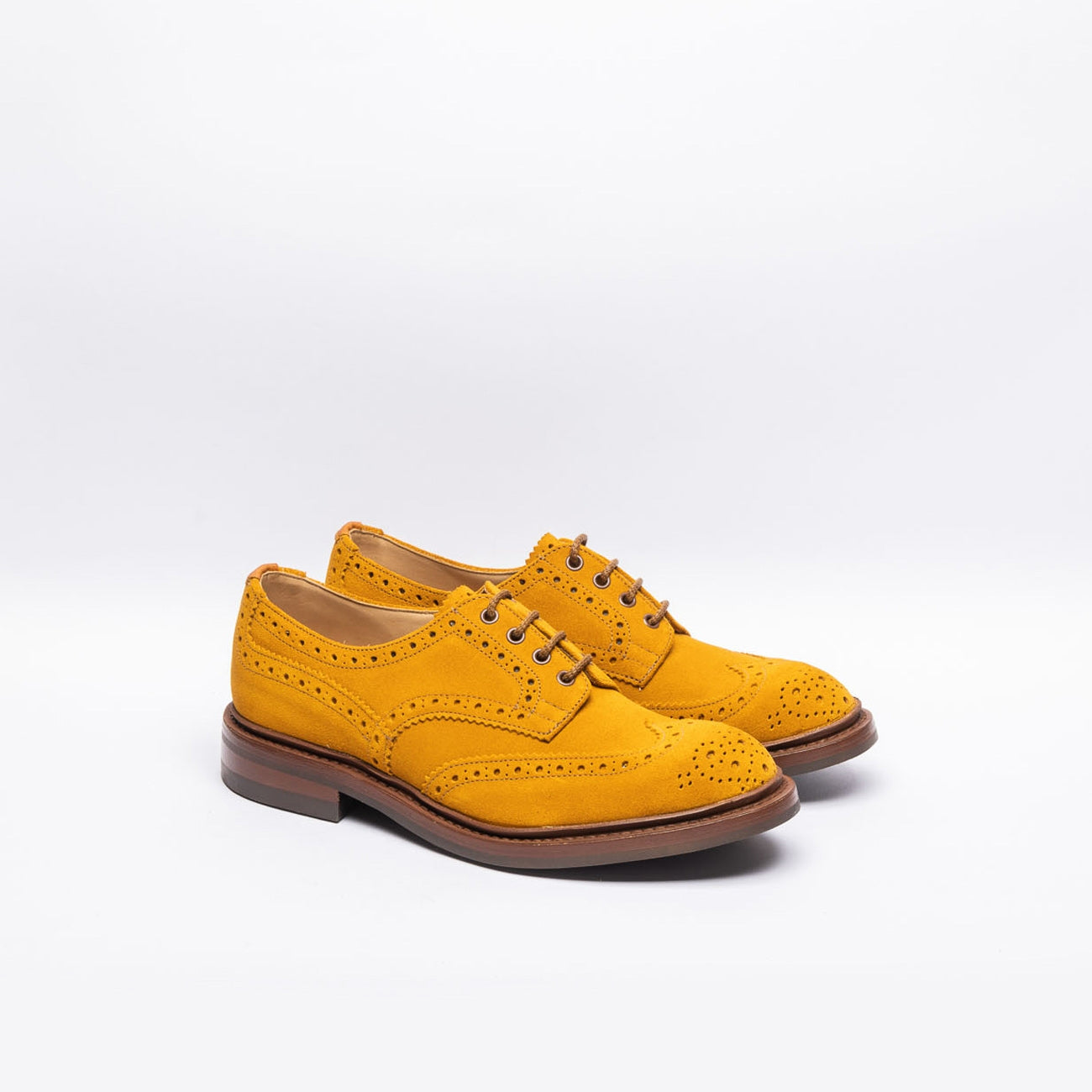 Stringata derby Tricker's Bourton in camoscio ocra