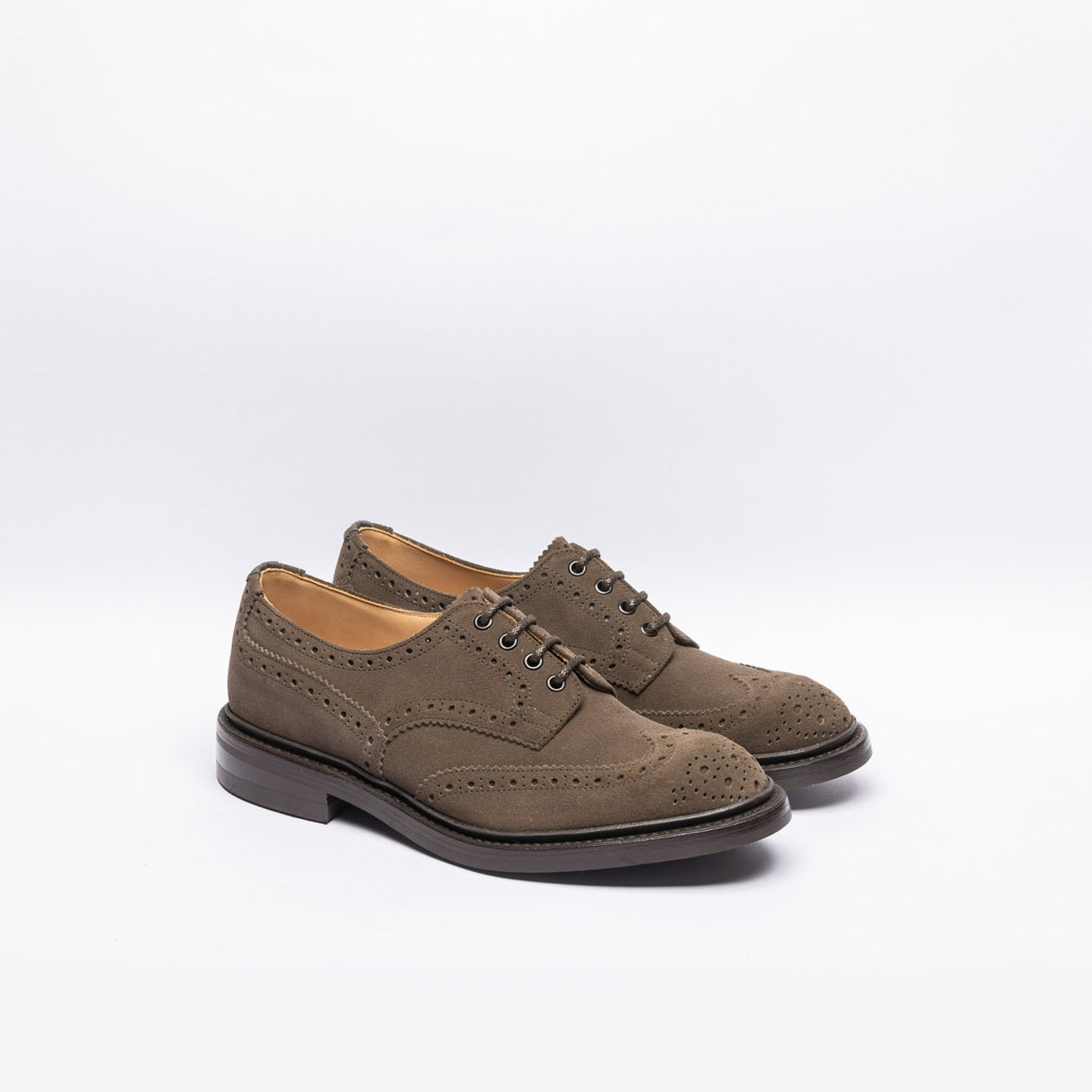 Stringata derby Tricker's Bourton in camoscio marrone (Flint repello suede)