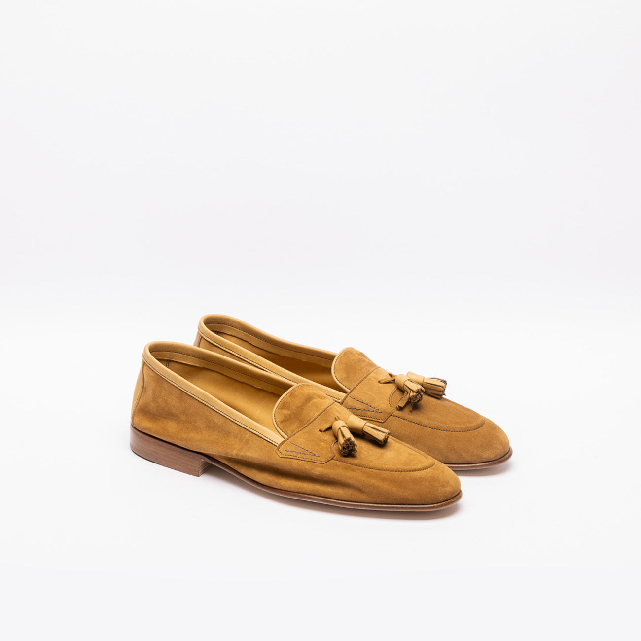 Mocassino con nappine Edward Green Portland in camoscio beige (Mace baby calf)
