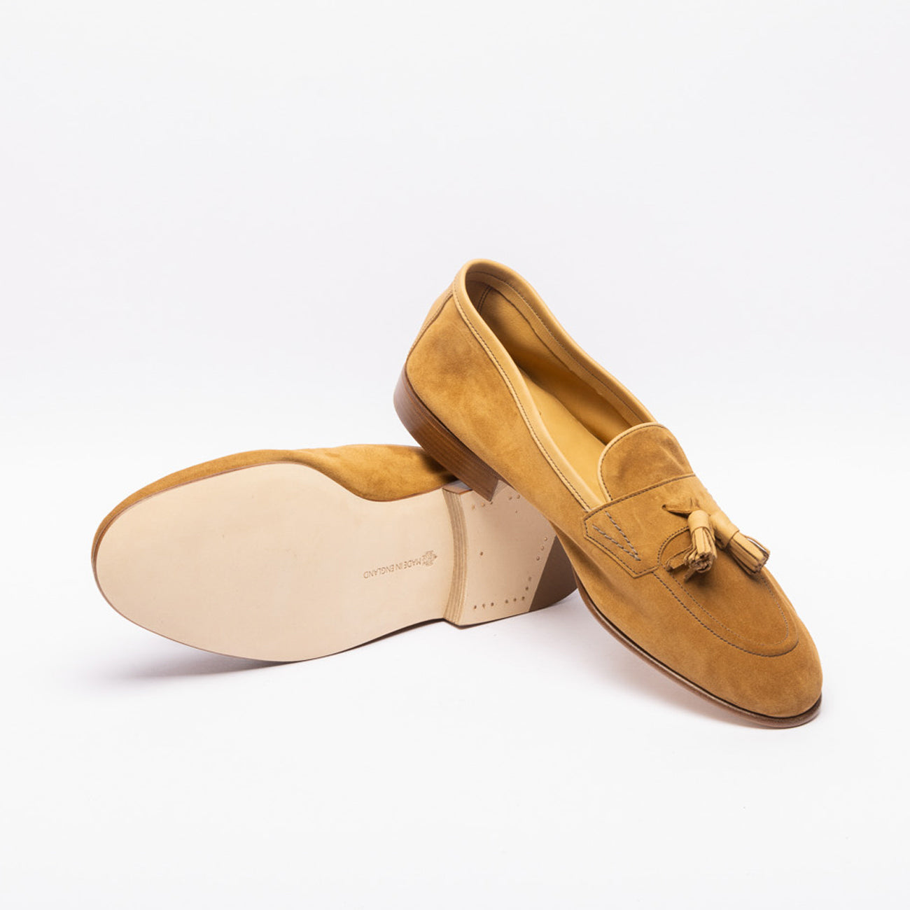 Mocassino con nappine Edward Green Portland in camoscio beige (Mace baby calf)