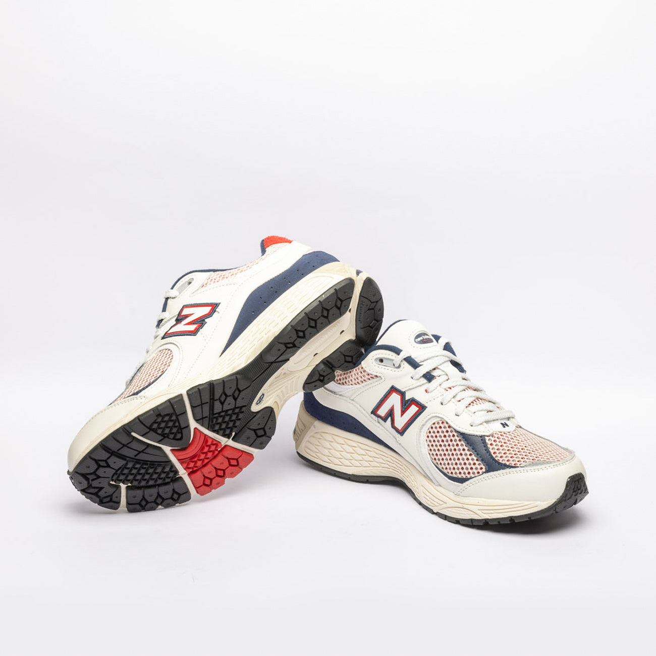 Sneaker New Balance 2002 in pelle bianca con dettagli blu e rossi (Taglia 8.5 US)