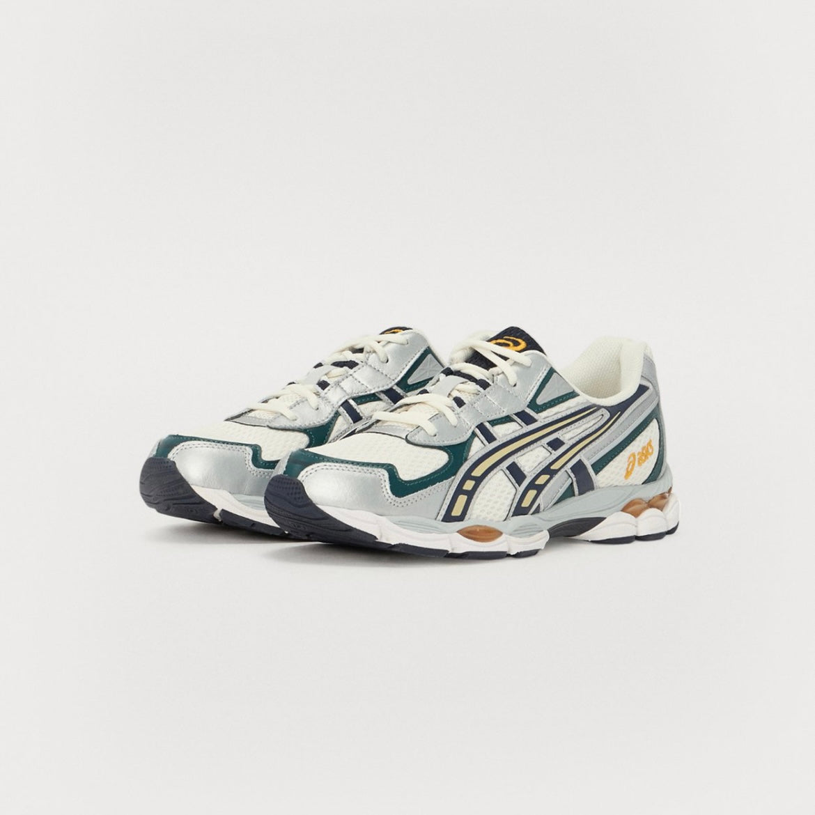 Sneaker running Asics NYC 2055 in tessuto bianco e pelle verde e blu