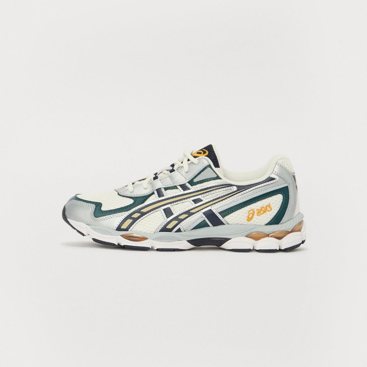 Sneaker running Asics NYC 2055 in tessuto bianco e pelle verde e blu