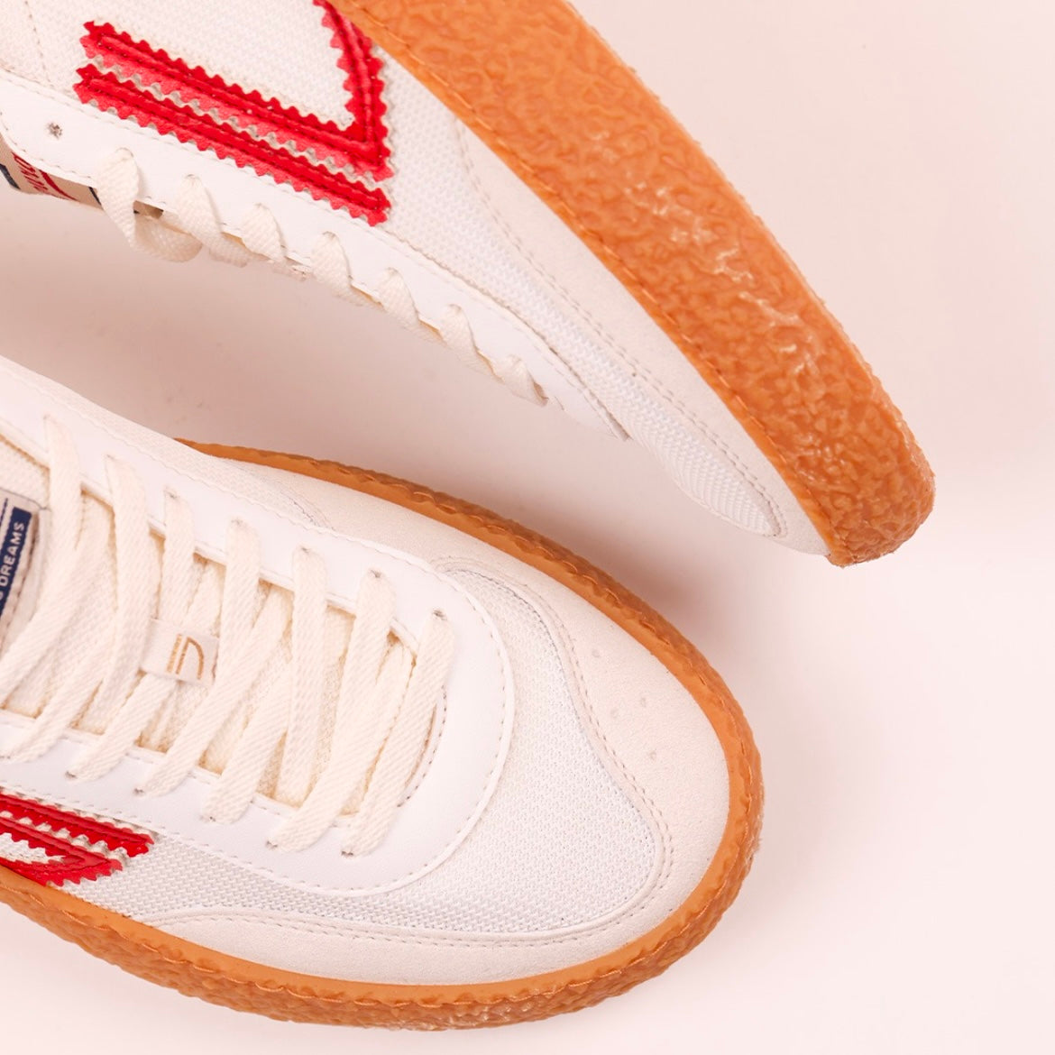 Sneaker eco-friendly Puraai Apple in tessuto bianco e logo rosso