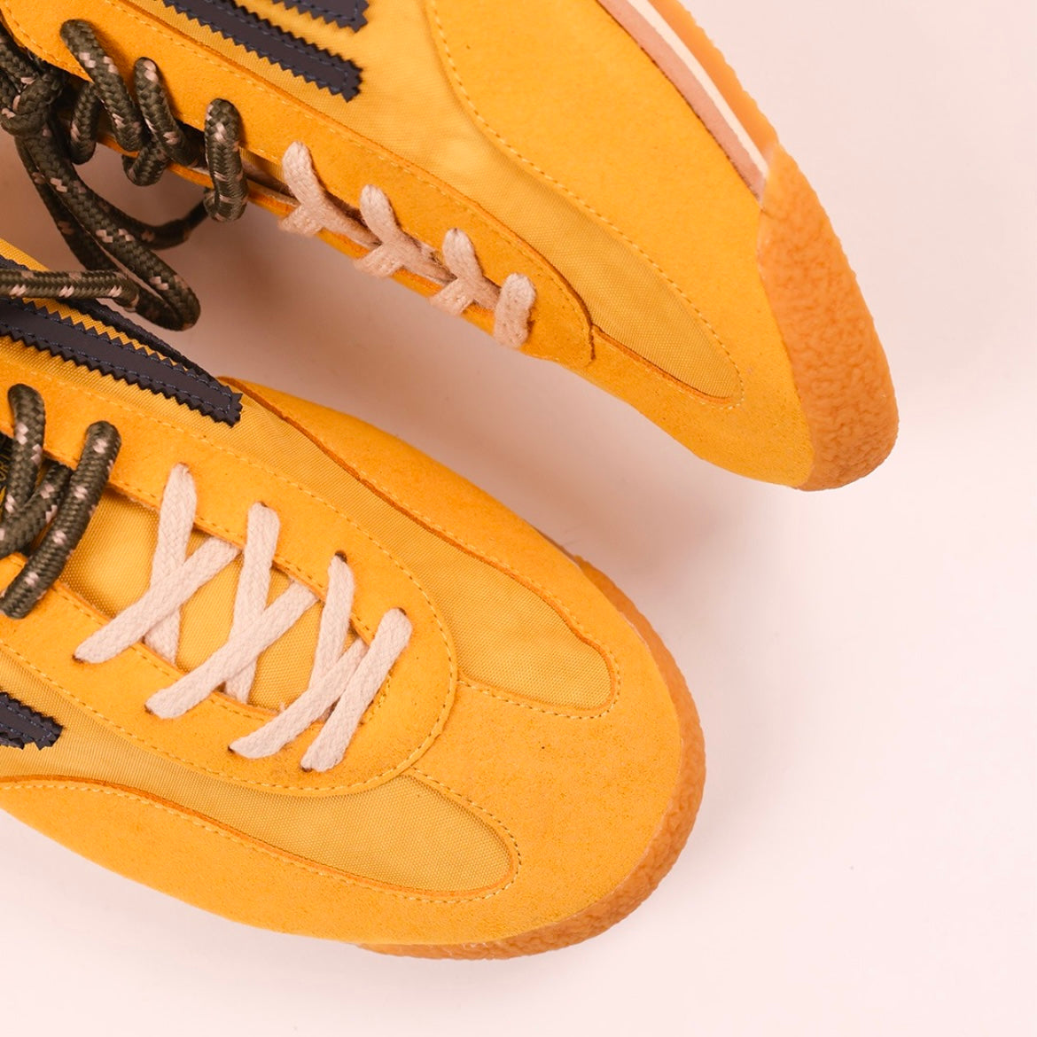 Sneaker eco-friendly Puraai Basil in tessuto giallo