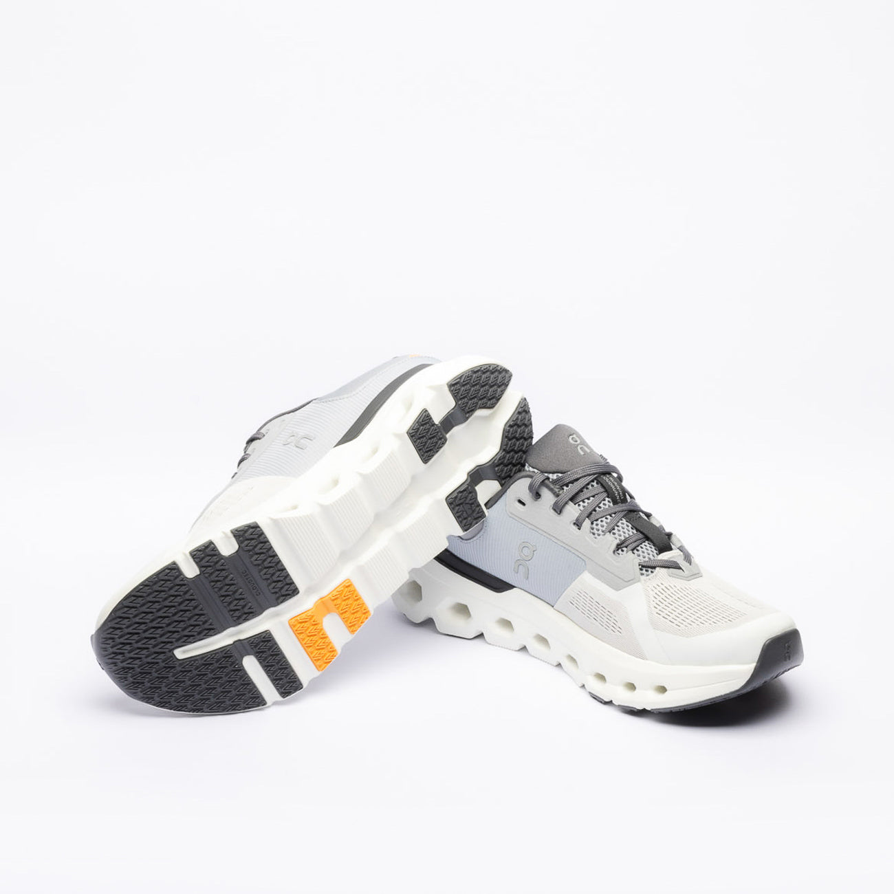 Sneaker running ON Cloudrunner 2 in tessuto bianco e grigio