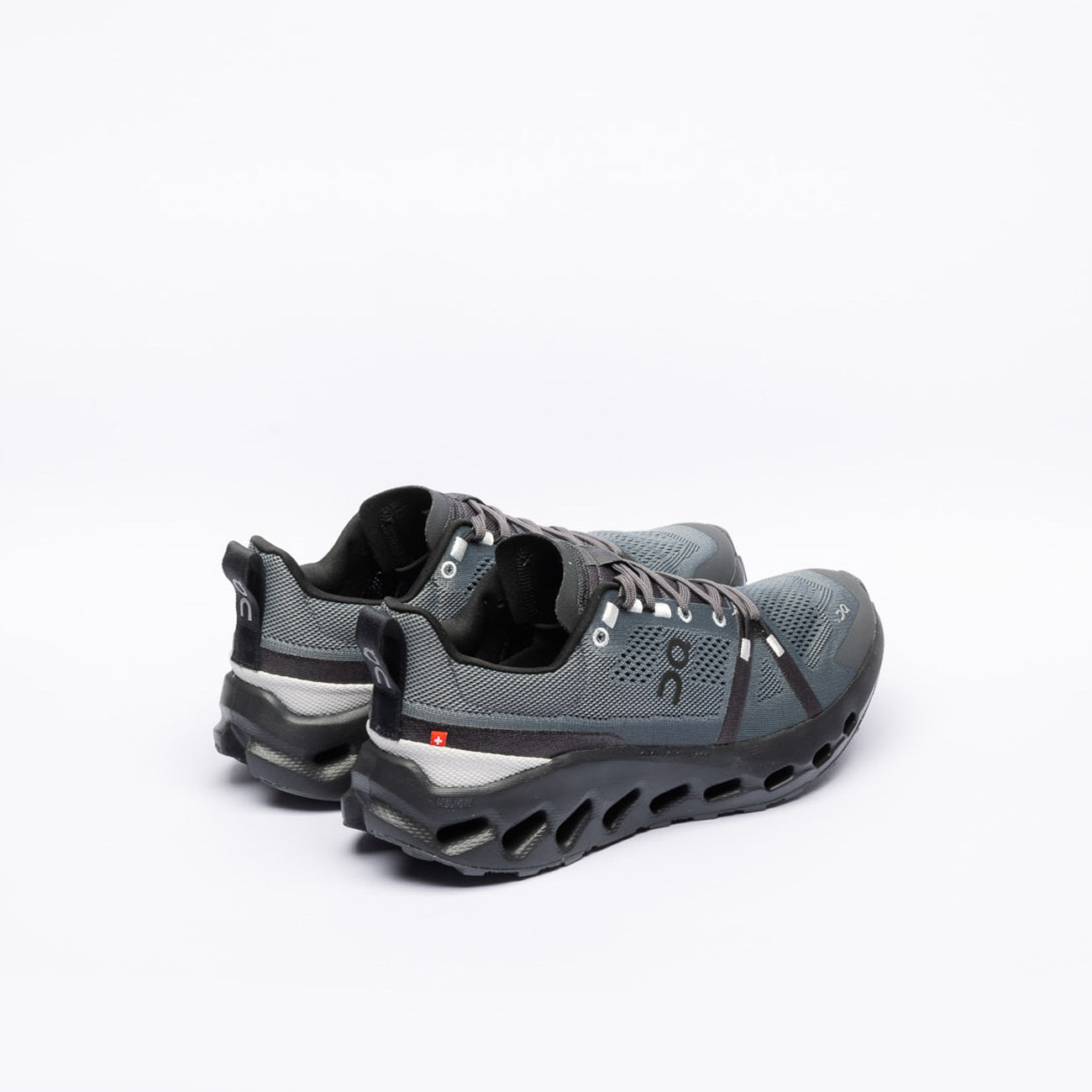 Sneaker running ON Cloudsurfer Trail in tessuto grigio scuro