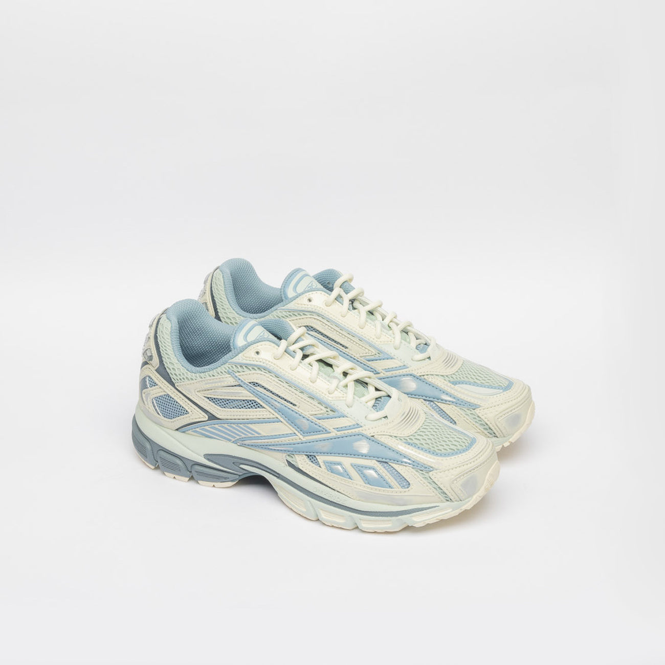 Sneaker sportstyle Reebok Premium Road Ultra in pelle e tessuto bianco e azzurro