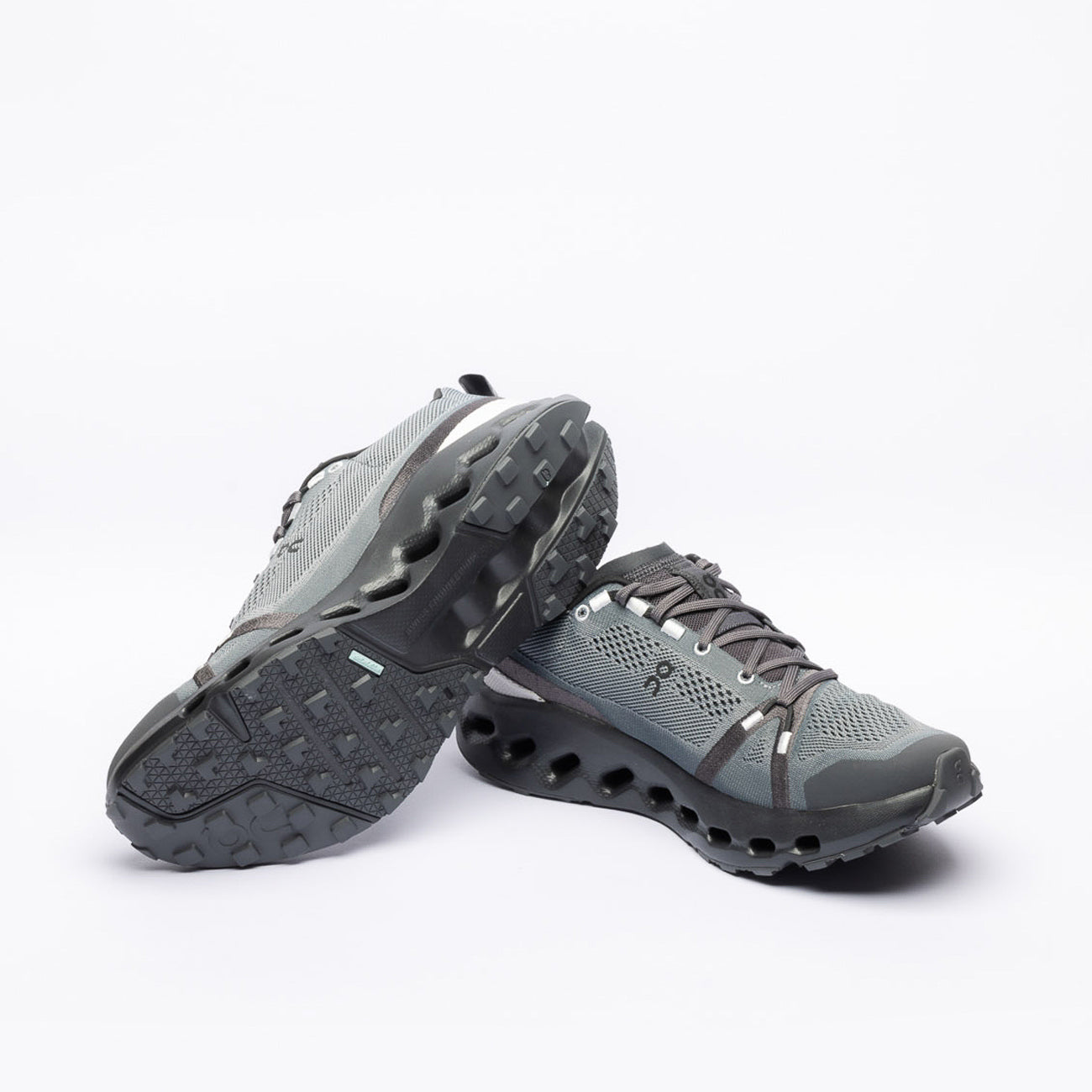 Sneaker running ON Cloudsurfer Trail in tessuto grigio scuro