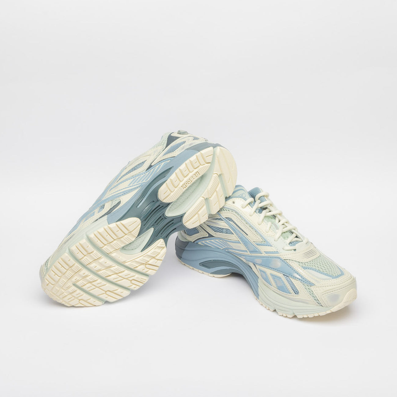 Sneaker sportstyle Reebok Premium Road Ultra in pelle e tessuto bianco e azzurro