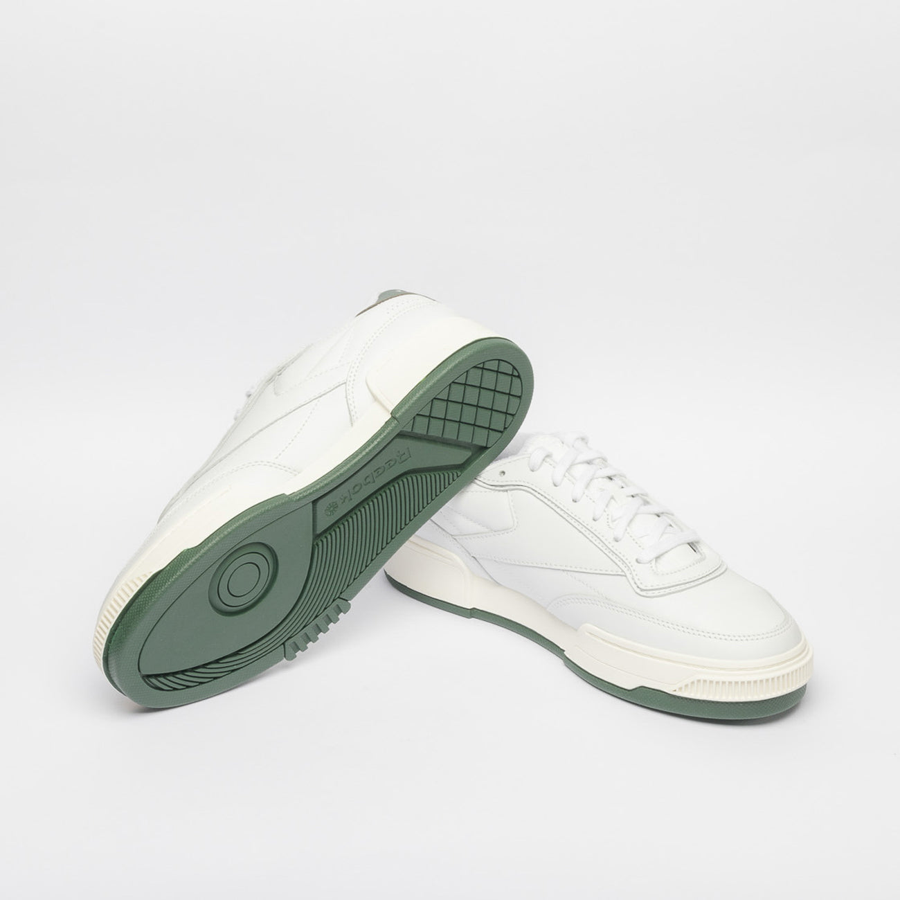 Sneaker Reebok Club C LTD in pelle bianca e logo verde