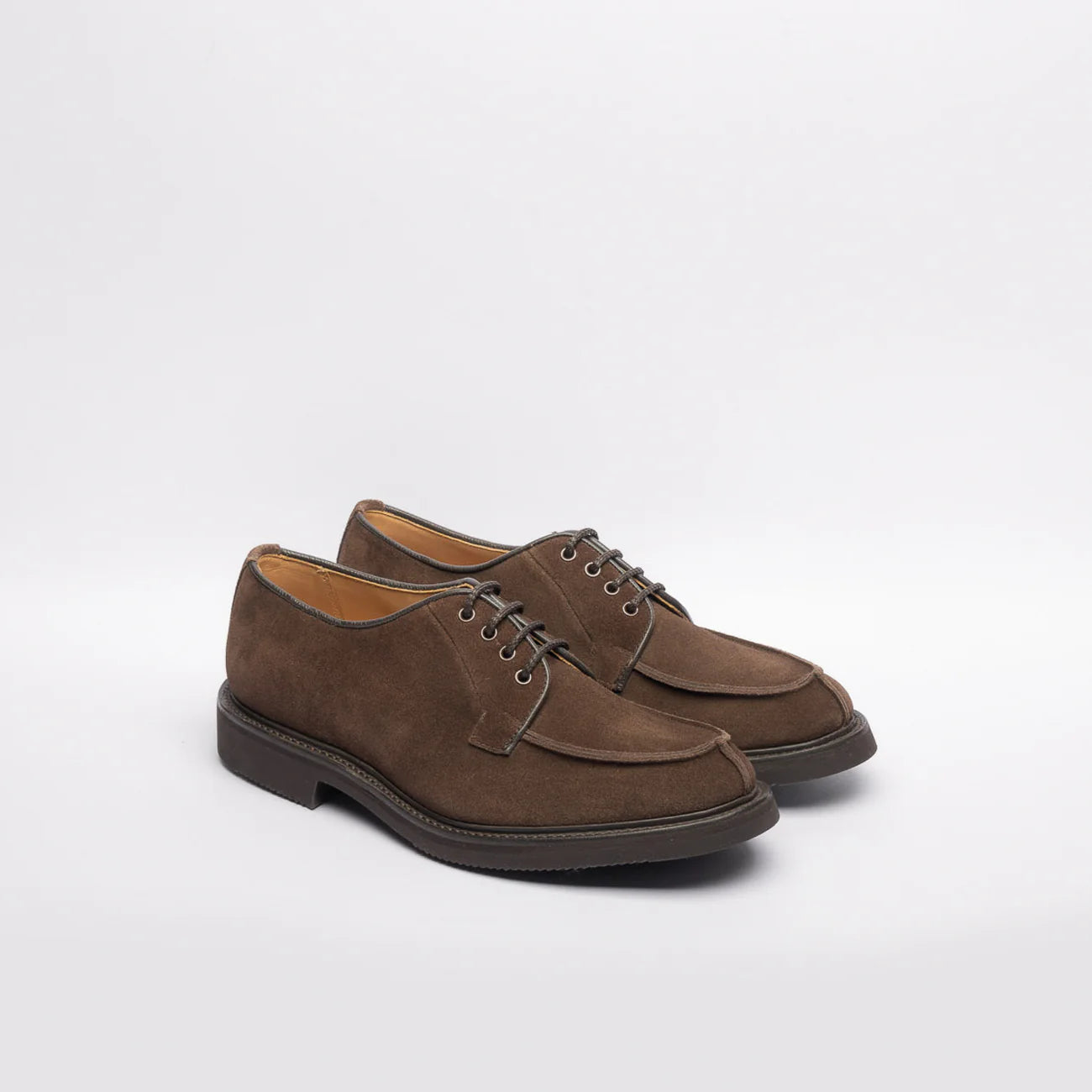 Stringata derby Tricker's Stuart in camoscio marrone