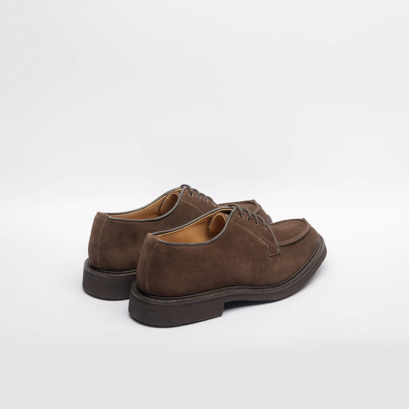 Stringata derby Tricker's Stuart in camoscio marrone