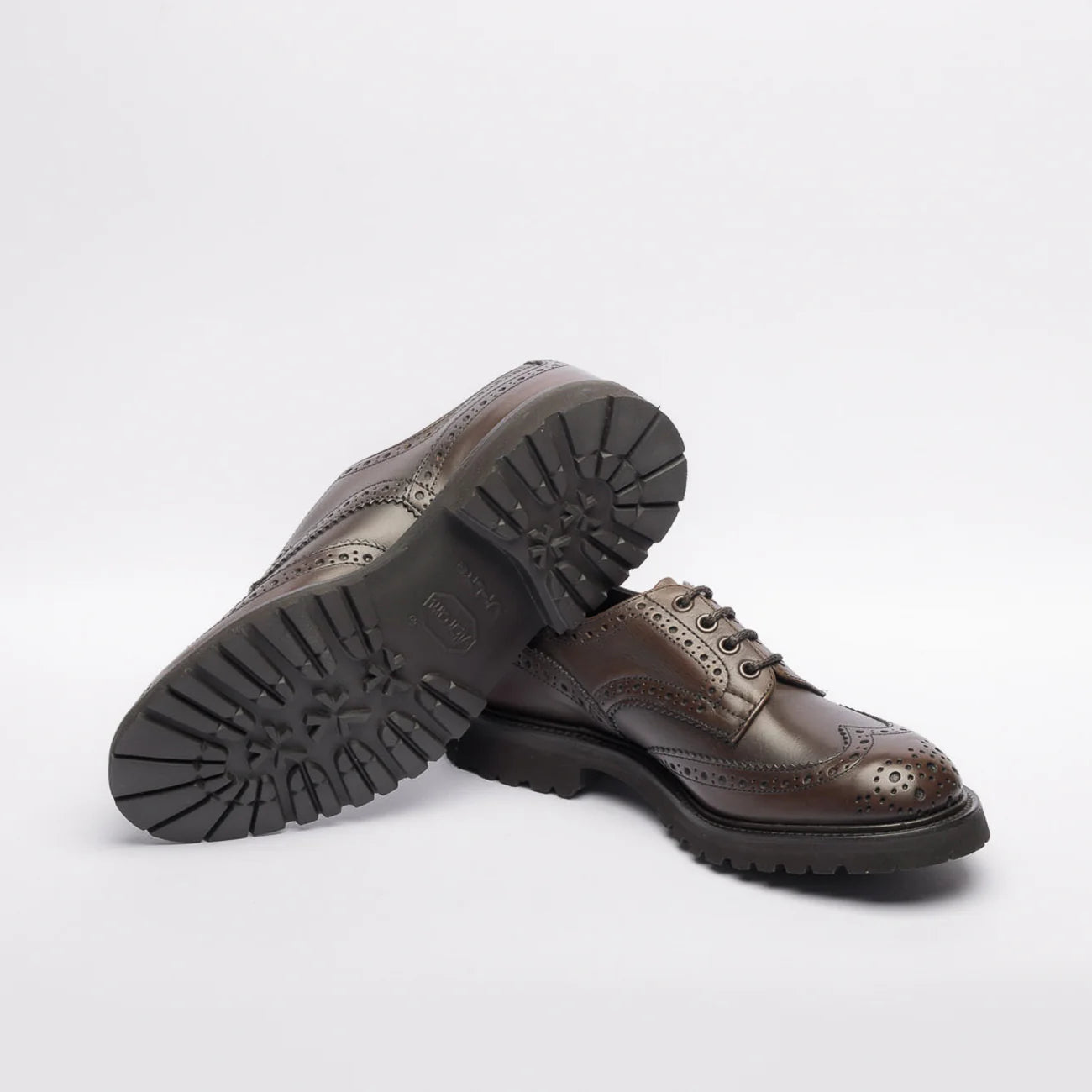 Stringata derby Tricker's Bourton in pelle marrone (suola commando)