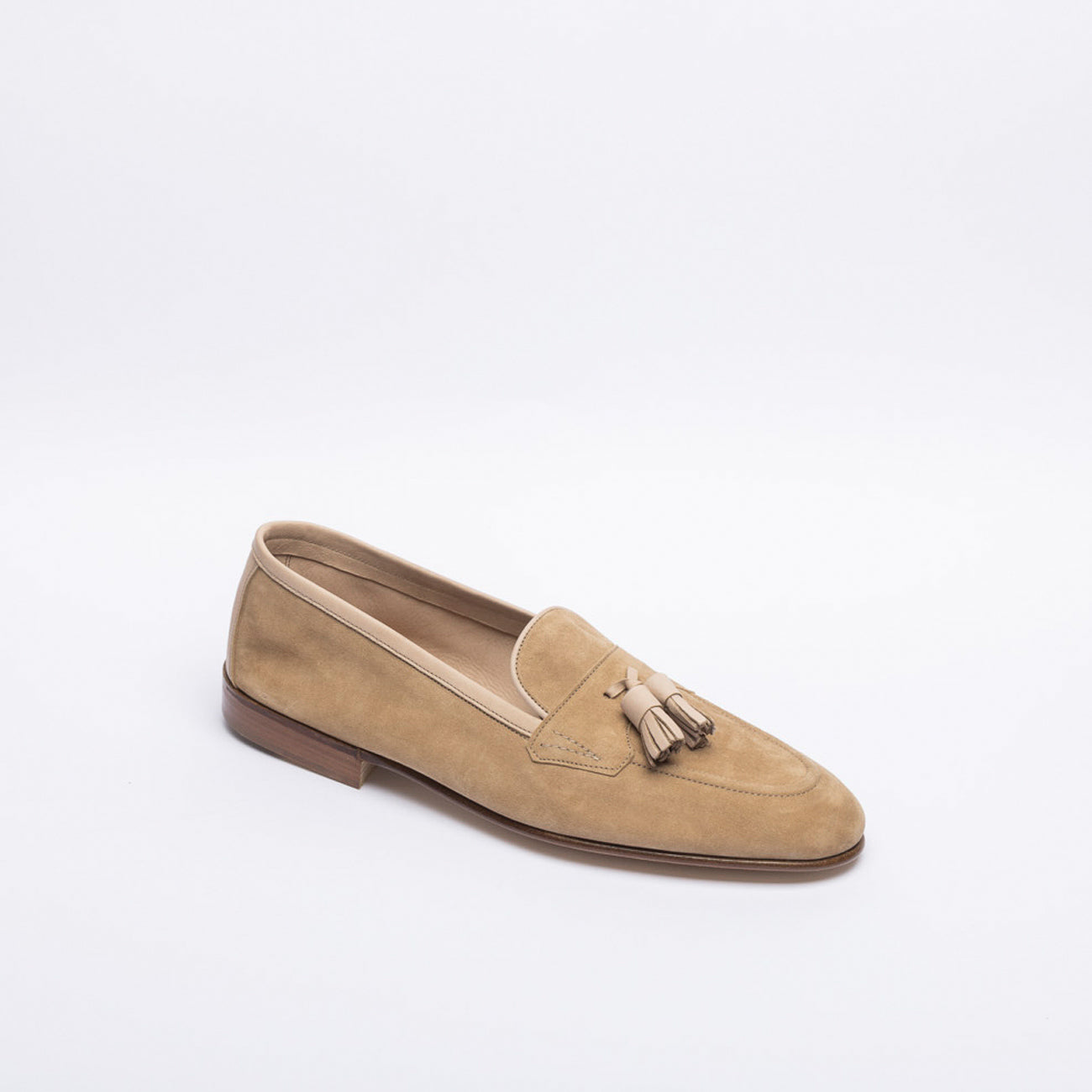 Mocassino con nappine Edward Green Portland in camoscio beige (Sand Baby Calf)