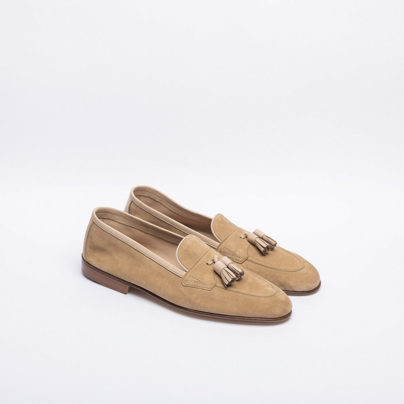 Mocassino con nappine Edward Green Portland in camoscio beige (Sand Baby Calf)