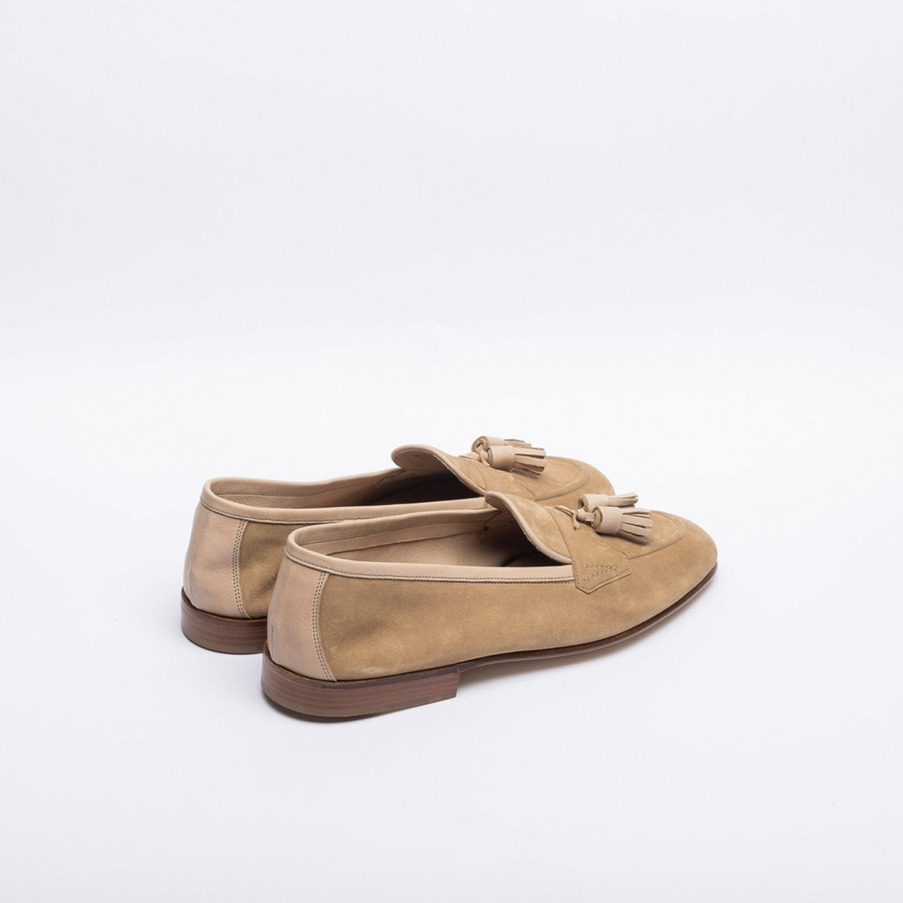 Mocassino con nappine Edward Green Portland in camoscio beige (Sand Baby Calf)