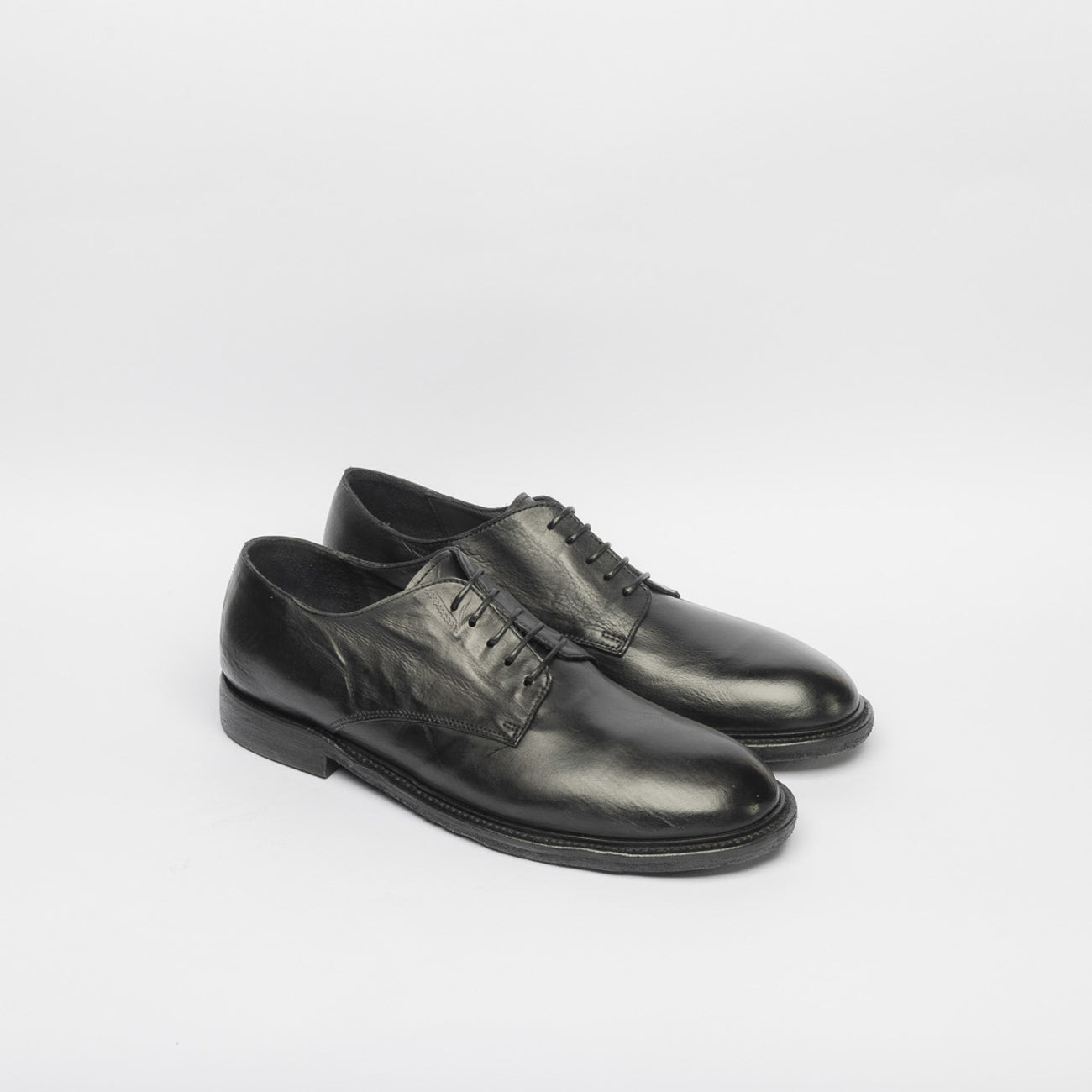 Stringata derby MOMA Word_U in pelle nera