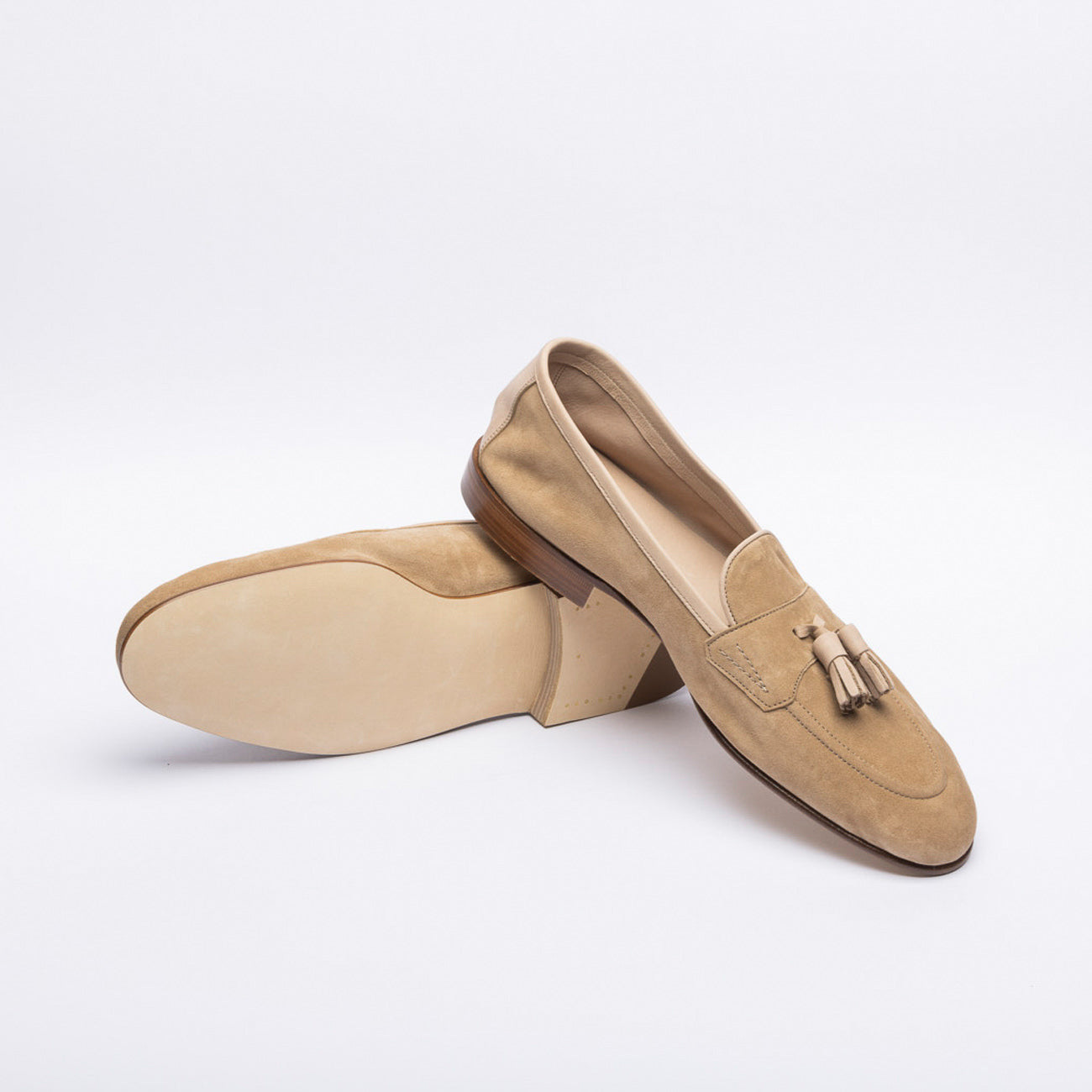 Mocassino con nappine Edward Green Portland in camoscio beige (Sand Baby Calf)