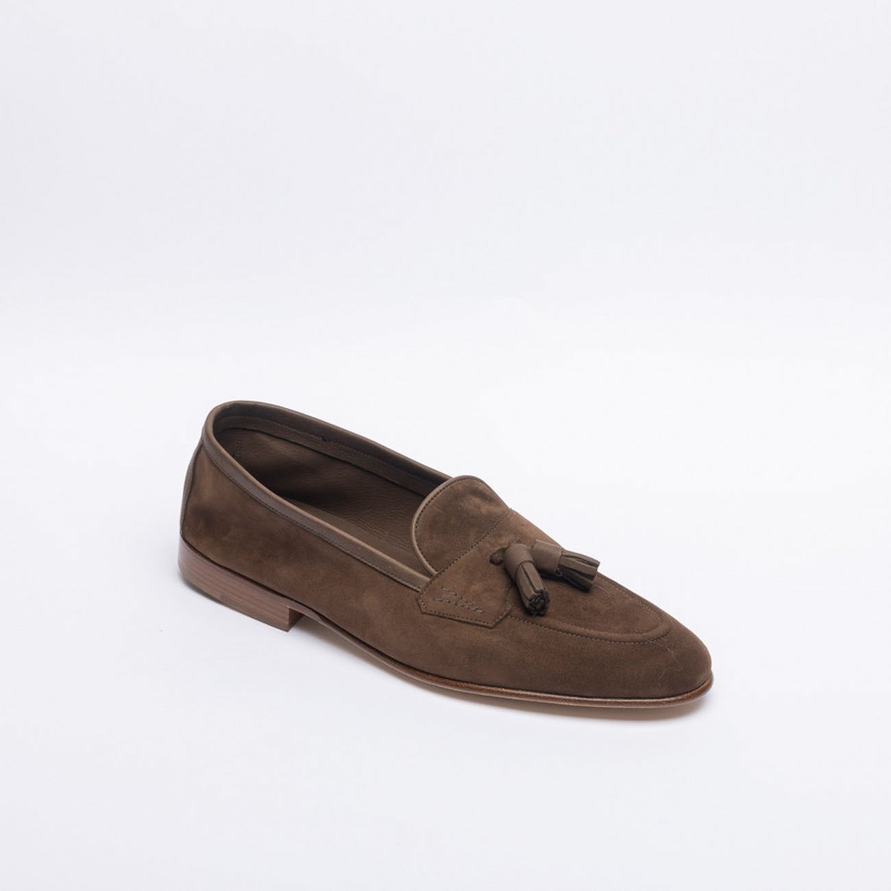 Mocassino con nappine Edward Green Portland in camoscio marrone