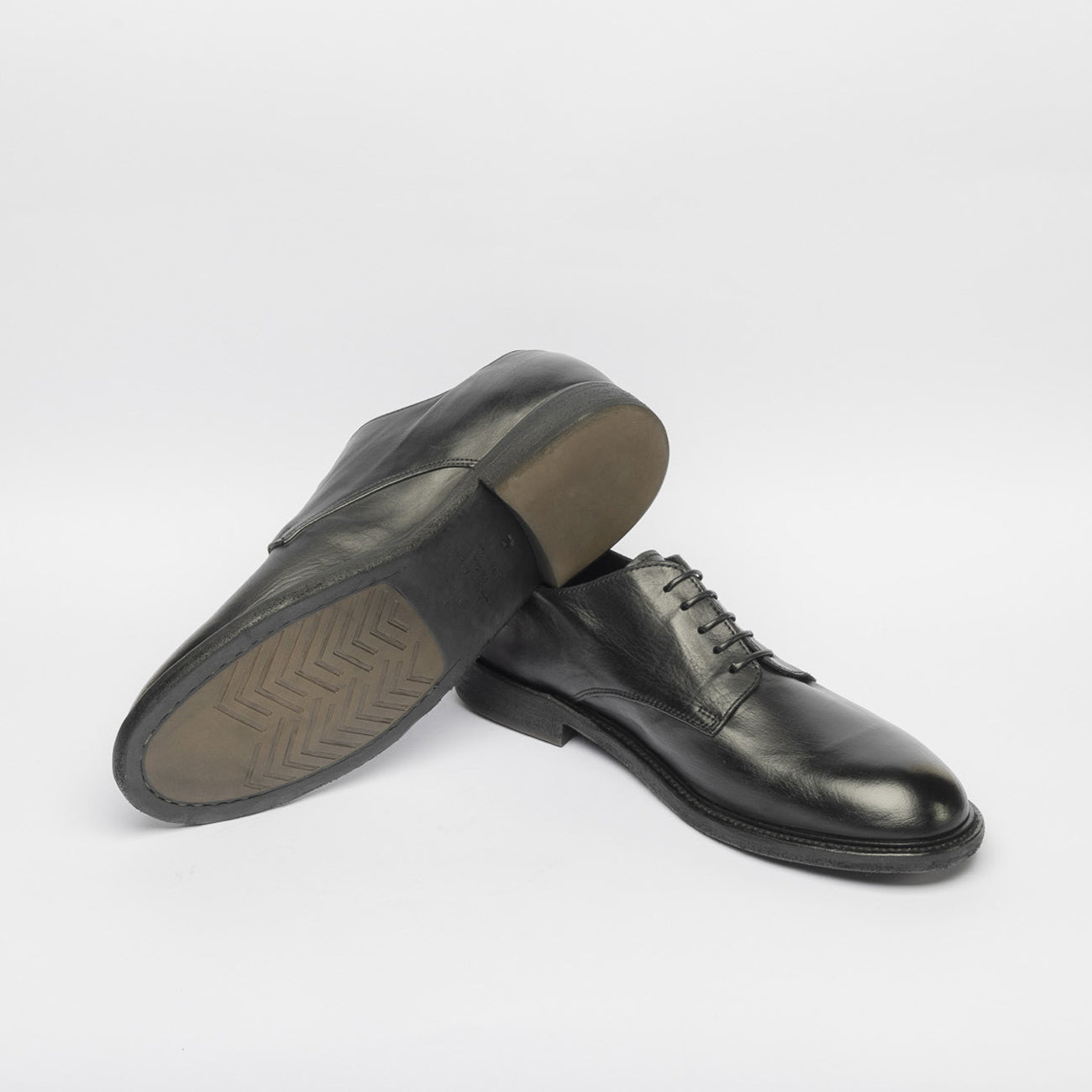 Stringata derby MOMA Word_U in pelle nera