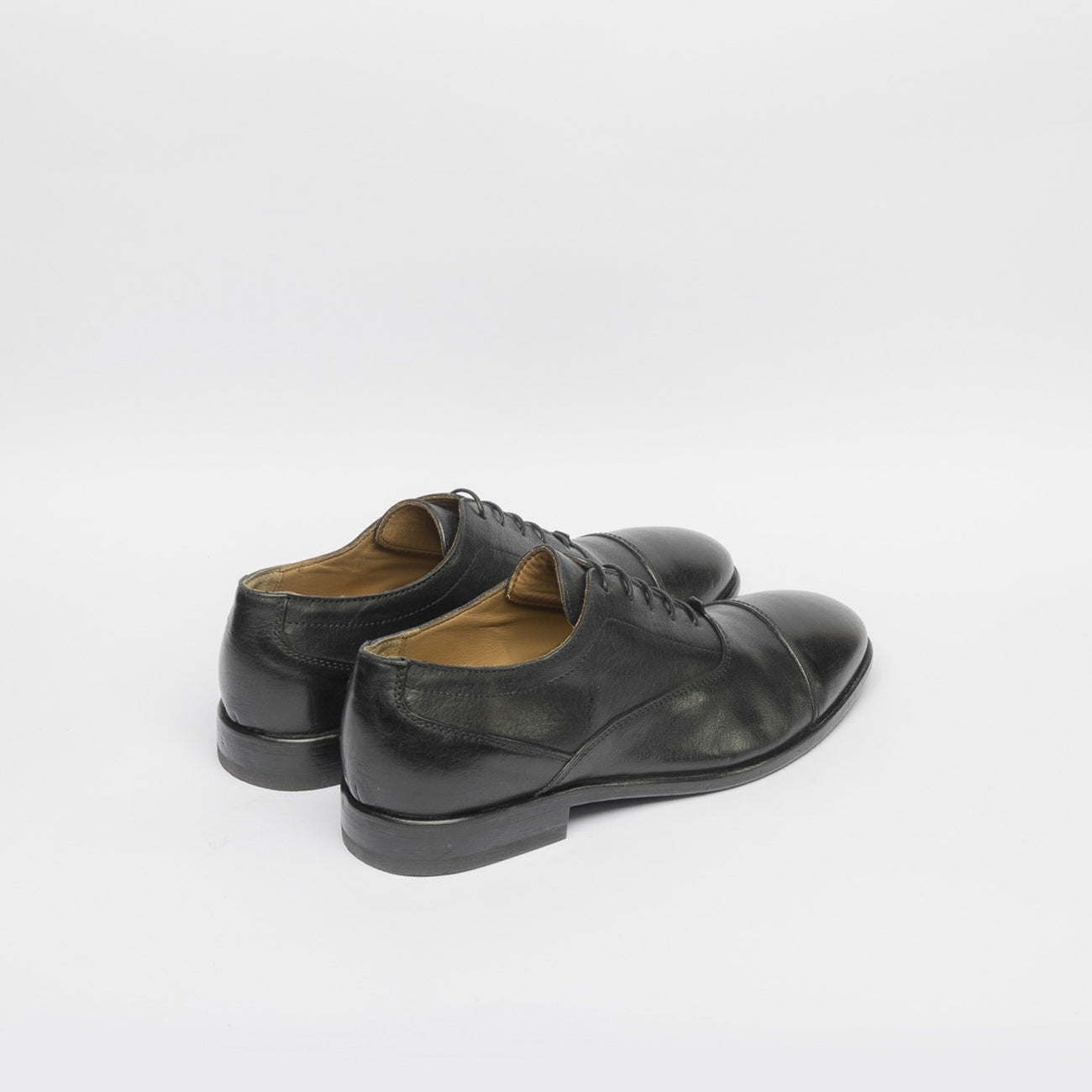 Stringata oxford MOMA Frack_U in pelle nera