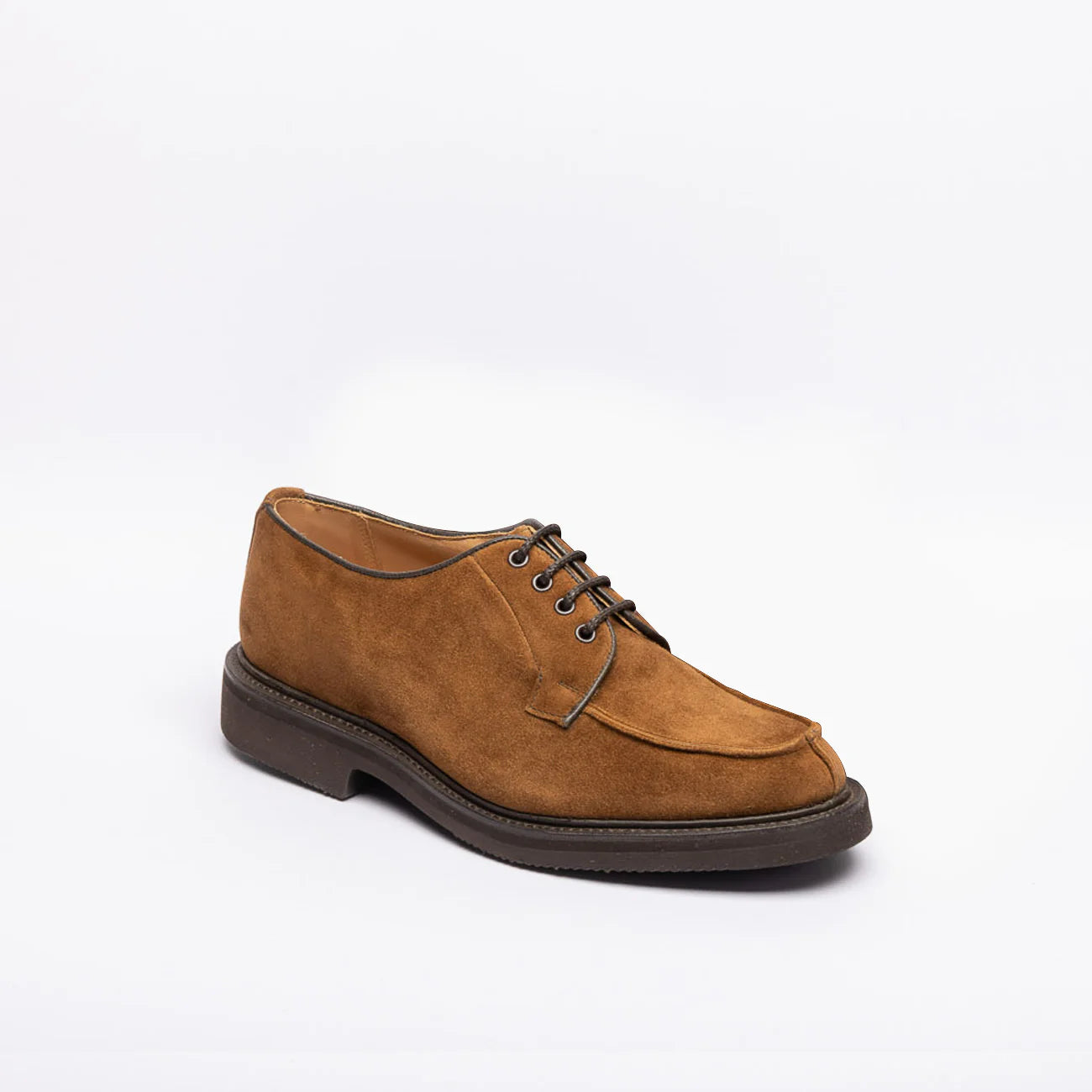 Stringata derby Tricker's Stuart in camoscio marrone (Cubana suede)