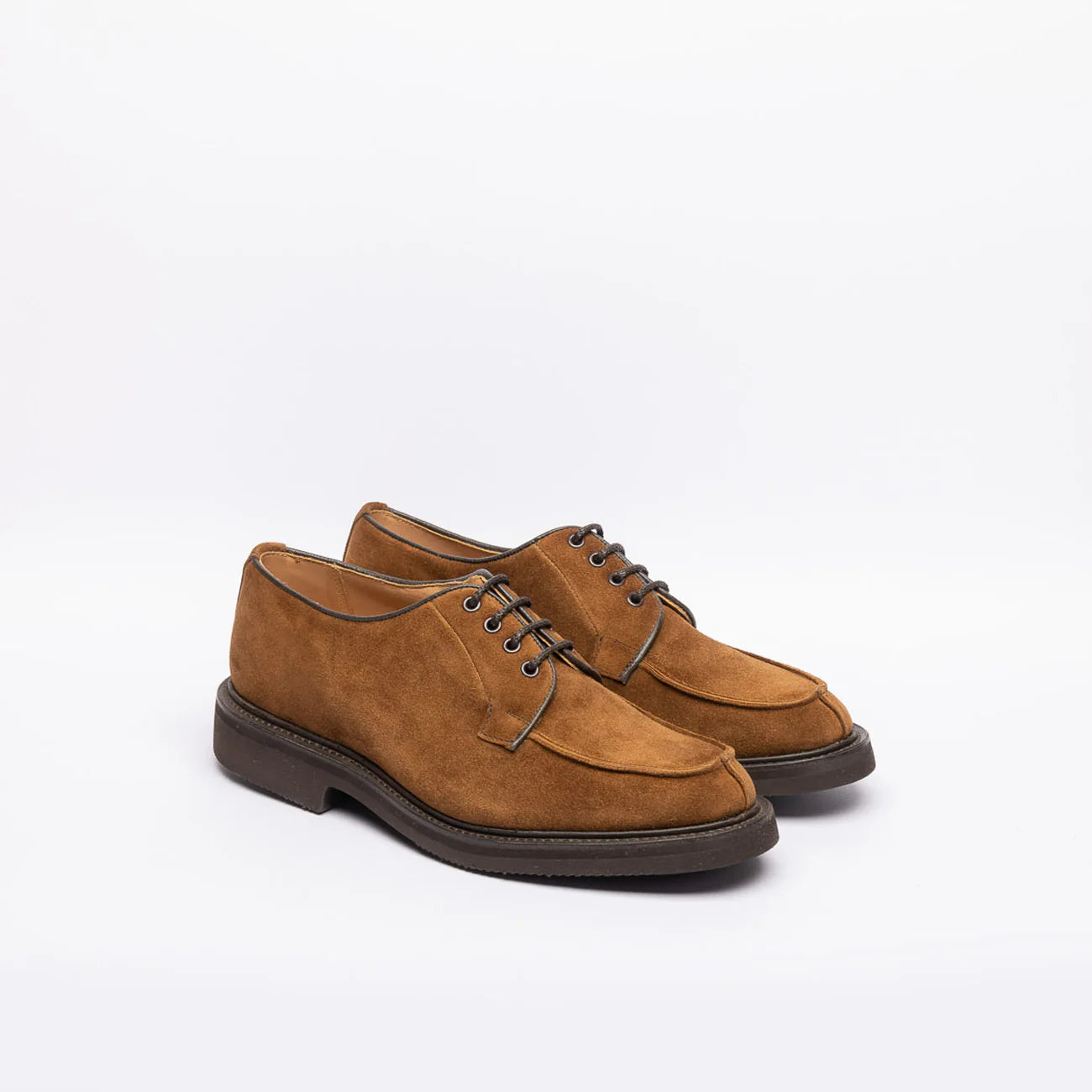 Stringata derby Tricker's Stuart in camoscio marrone (Cubana suede)