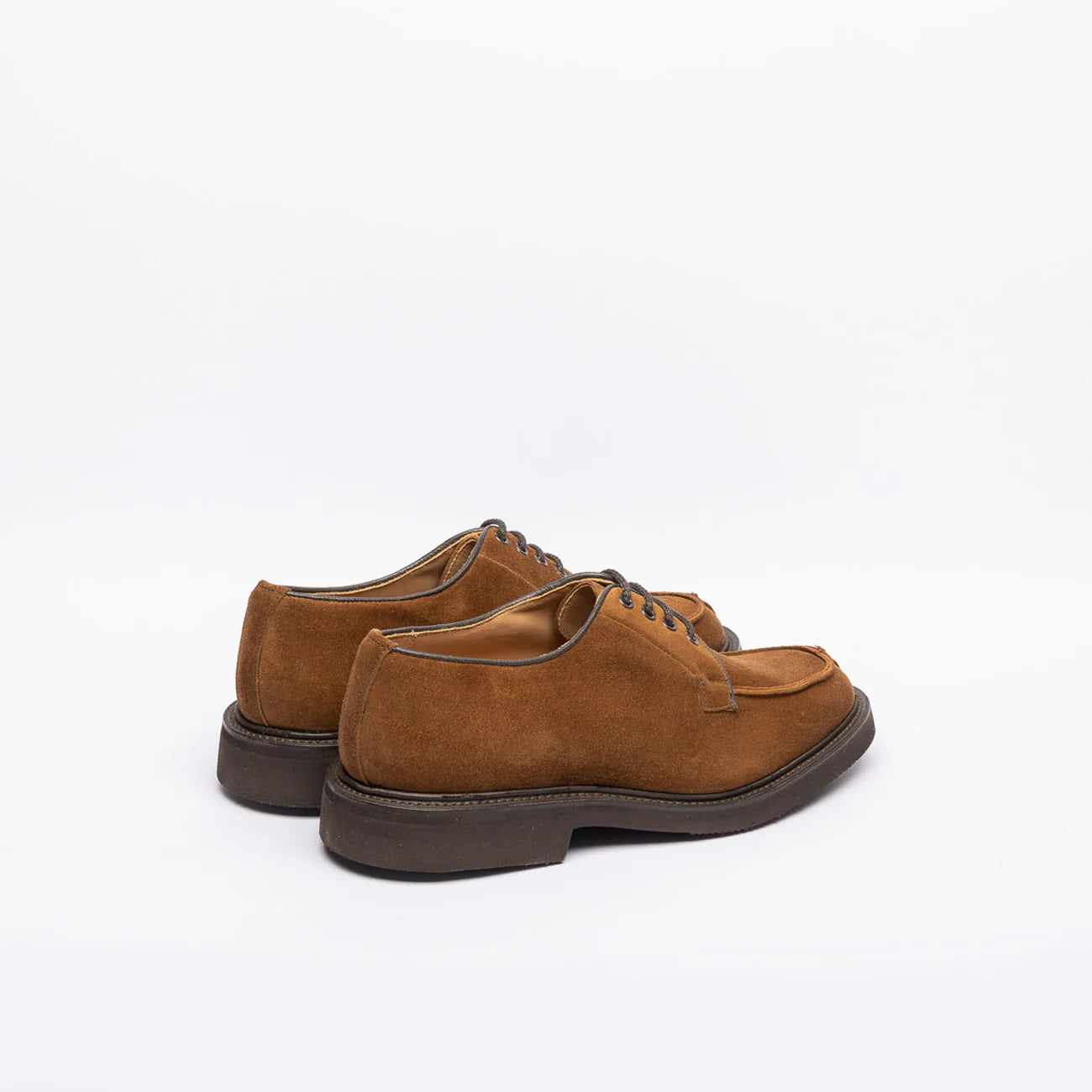 Stringata derby Tricker's Stuart in camoscio marrone (Cubana suede)