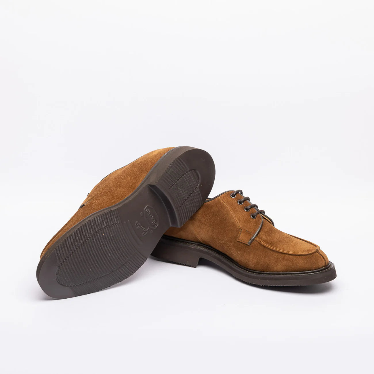 Stringata derby Tricker's Stuart in camoscio marrone (Cubana suede)