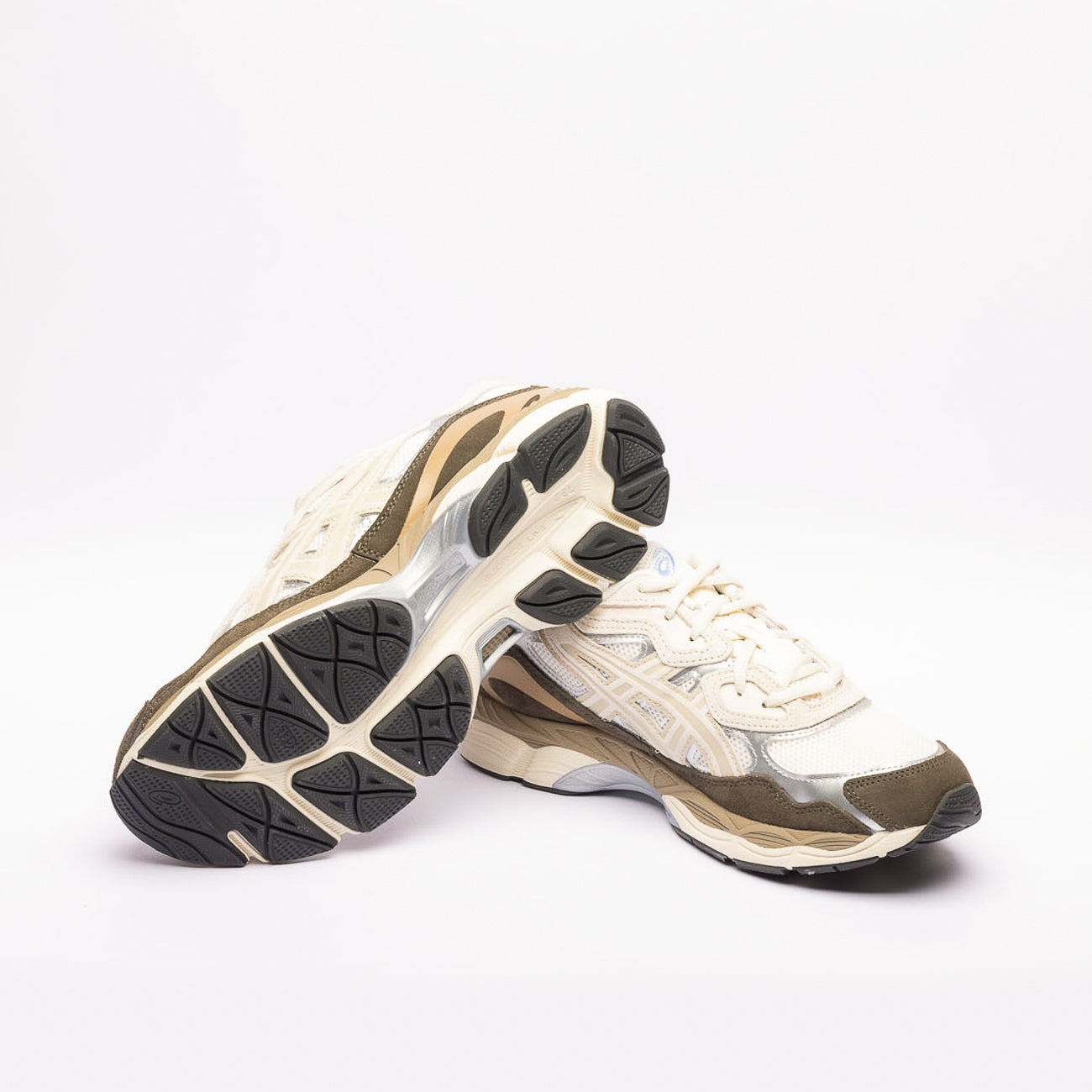 Sneaker running Asics Gel NYC in tessuto bianco e camoscio marrone Borghini