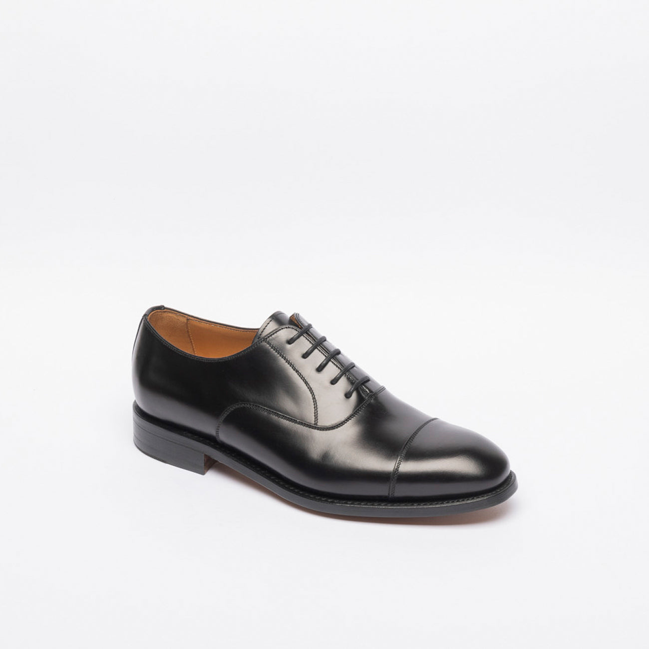 Stringata oxford Berwick 5217 in pelle nera
