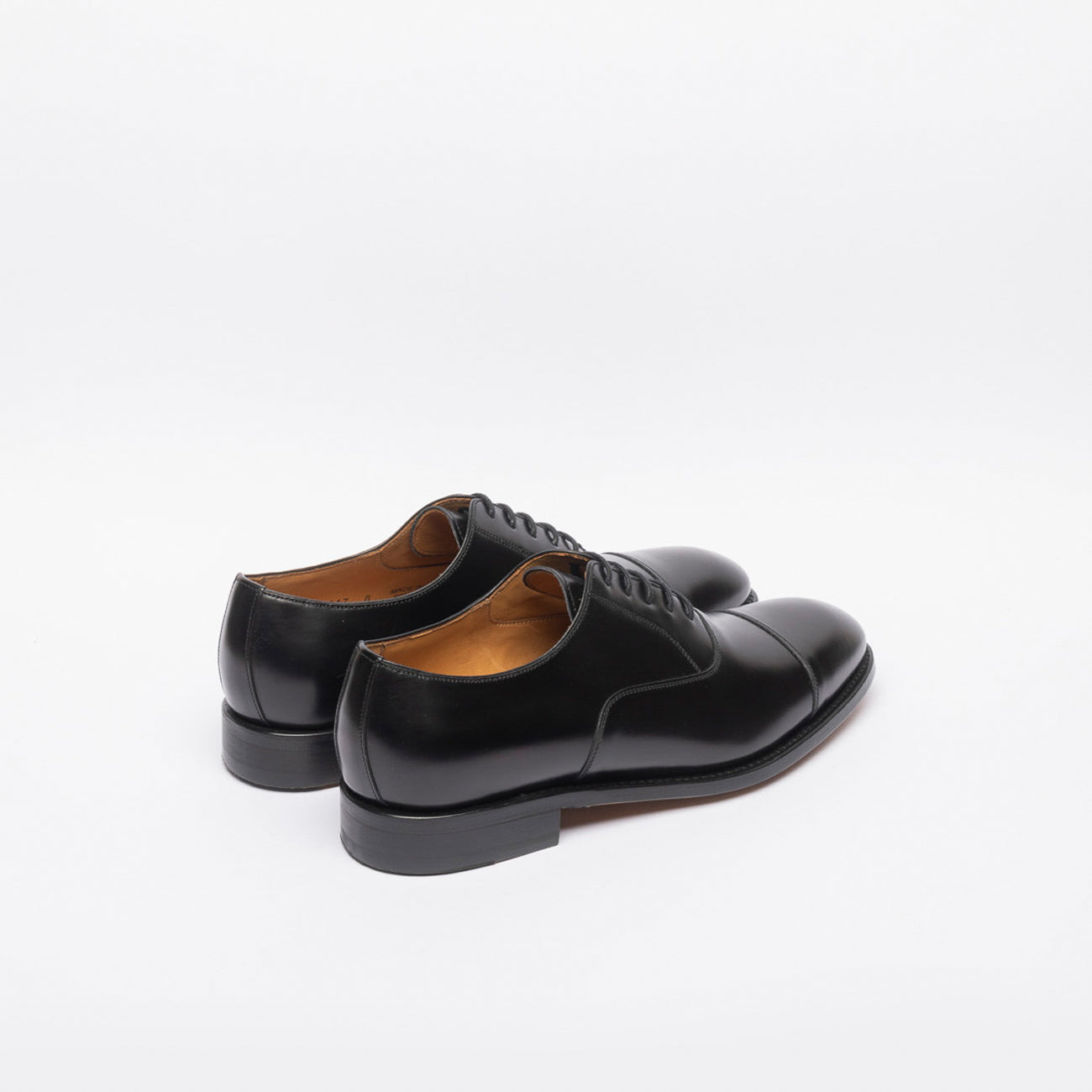 Stringata oxford Berwick 5217 in pelle nera